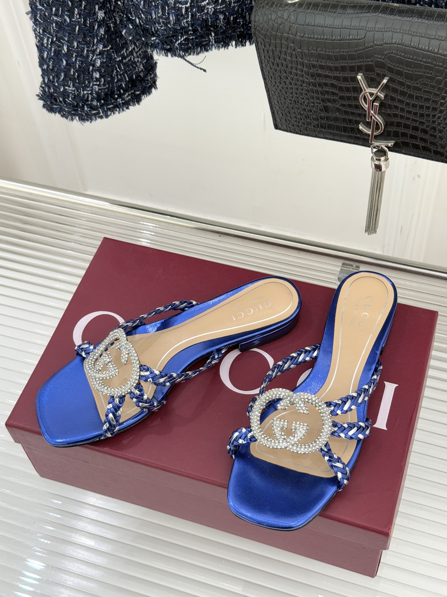 Gucci/古驰25WF早春水钻双G细带编织平底高跟拖鞋以经典符号与璀璨钻光重构早春格调将意式“不经意的