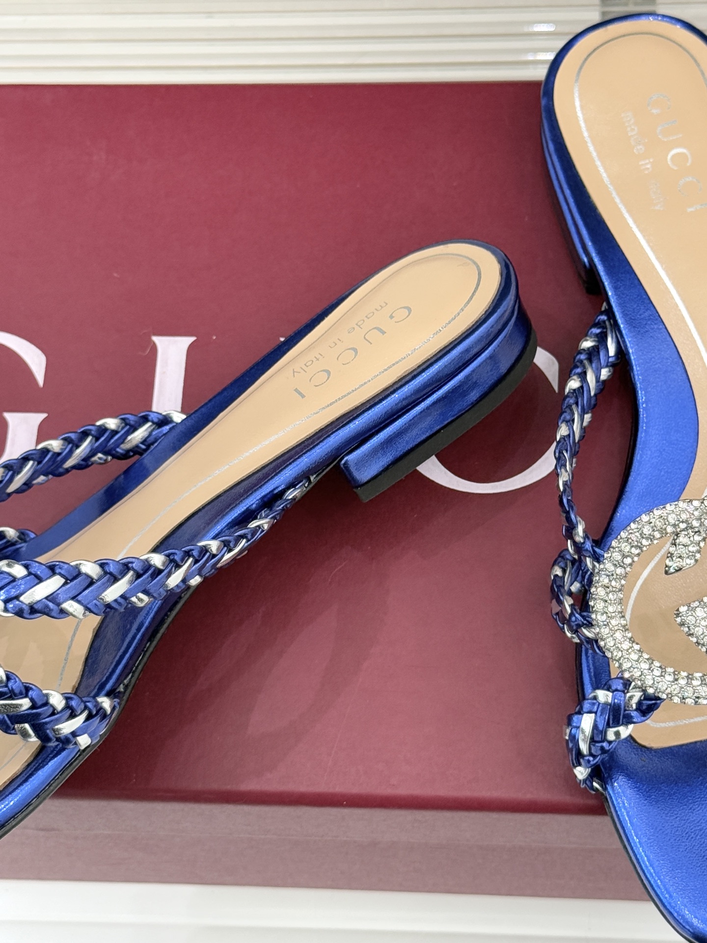 Gucci/古驰25WF早春水钻双G细带编织平底高跟拖鞋以经典符号与璀璨钻光重构早春格调将意式“不经意的