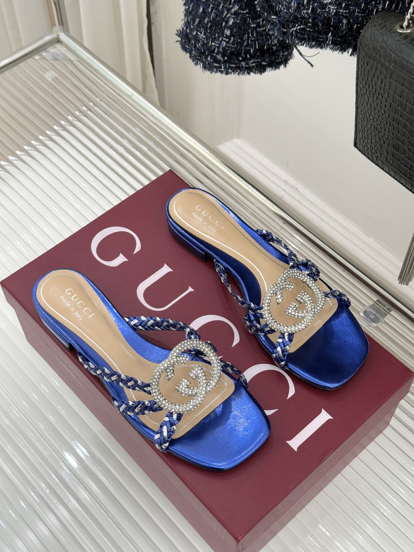 Gucci/古驰25WF早春水钻双G细带编织平底高跟拖鞋以经典符号与璀璨钻光重构早春格调将意式“不经意的