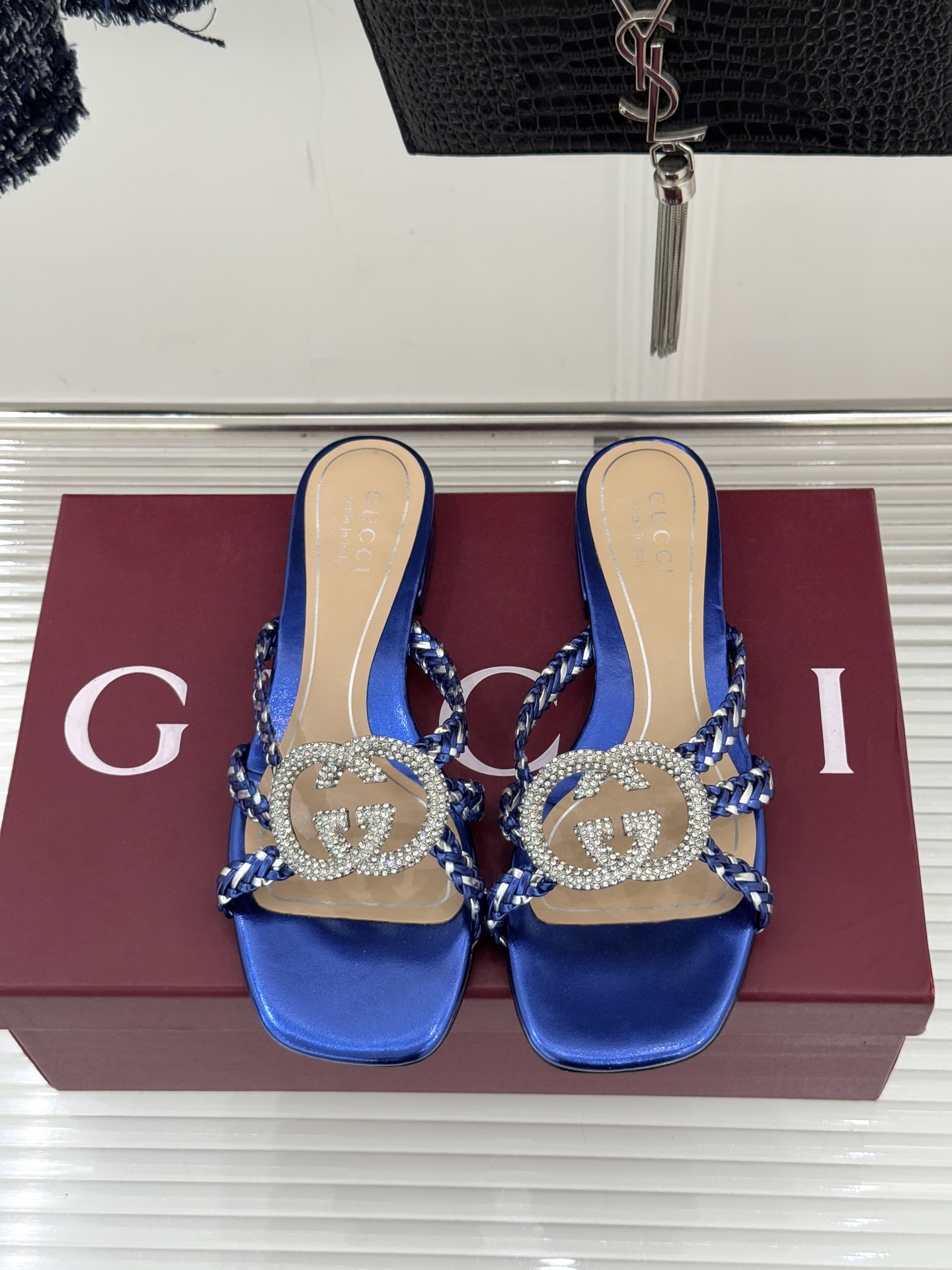 Gucci/古驰25WF早春水钻双G细带编织平底高跟拖鞋以经典符号与璀璨钻光重构早春格调将意式“不经意的