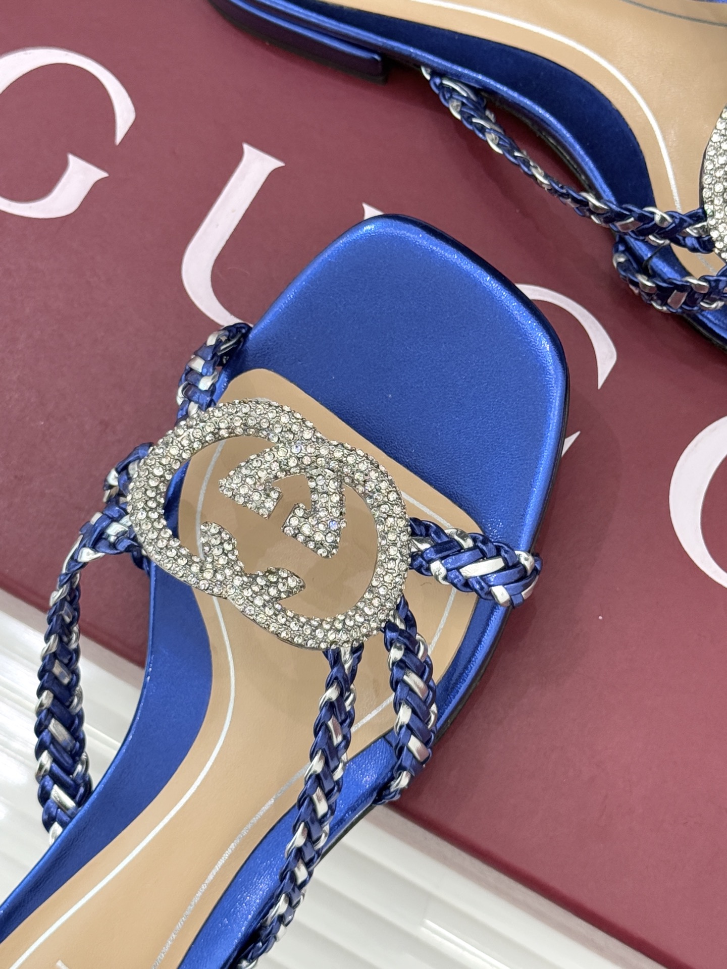 Gucci/古驰25WF早春水钻双G细带编织平底高跟拖鞋以经典符号与璀璨钻光重构早春格调将意式“不经意的