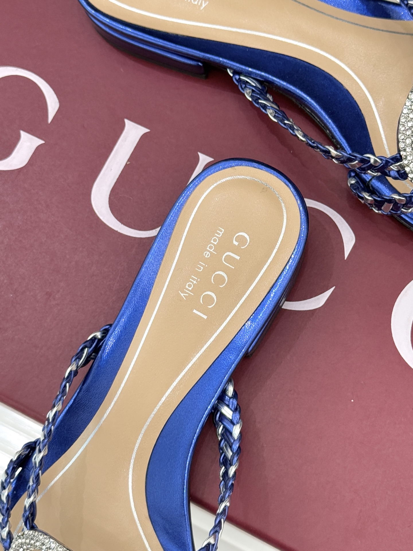 Gucci/古驰25WF早春水钻双G细带编织平底高跟拖鞋以经典符号与璀璨钻光重构早春格调将意式“不经意的