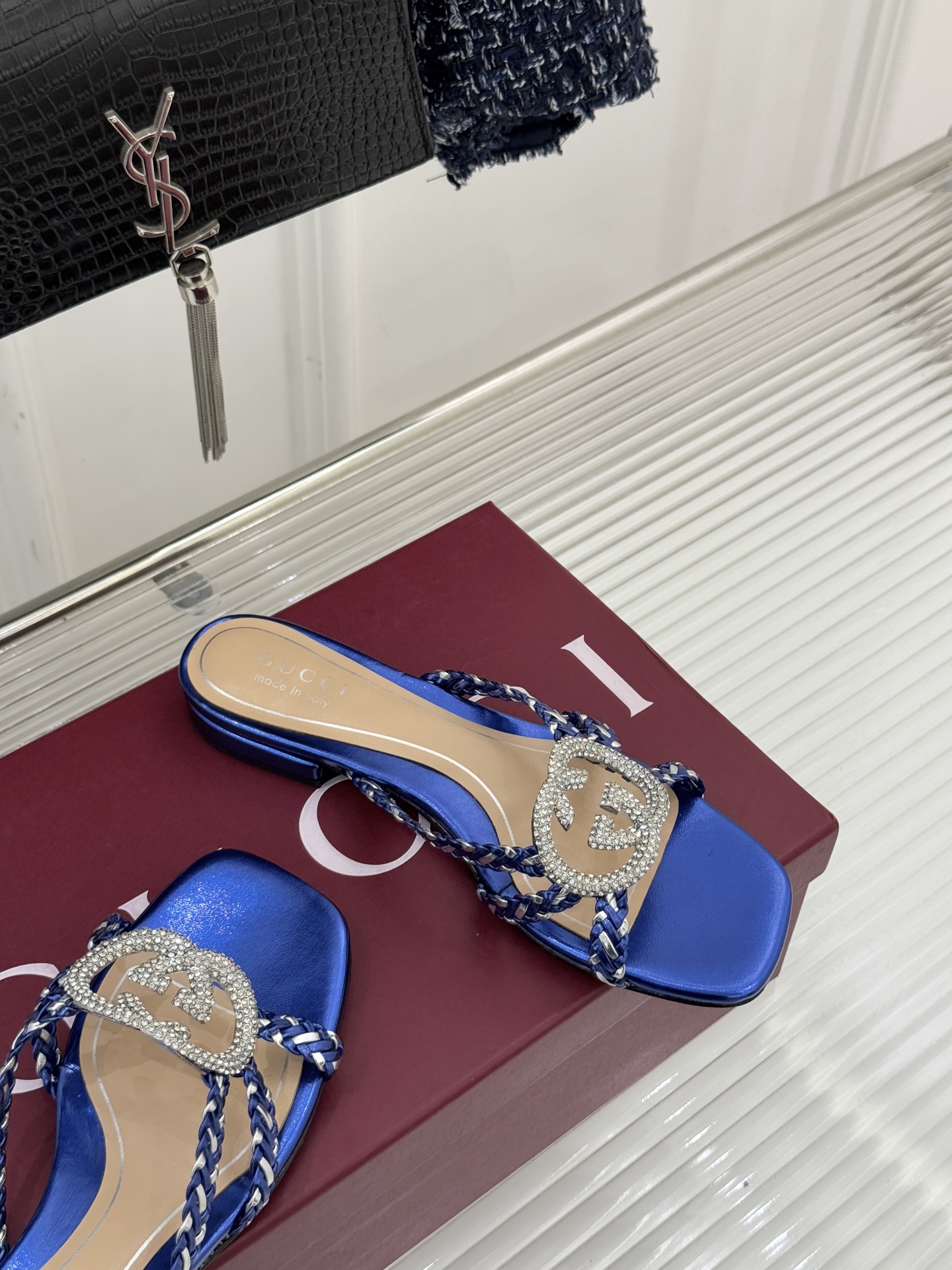 Gucci/古驰25WF早春水钻双G细带编织平底高跟拖鞋以经典符号与璀璨钻光重构早春格调将意式“不经意的