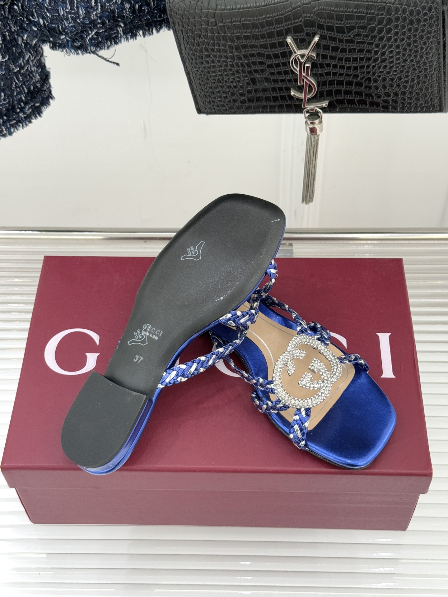 Gucci/古驰25WF早春水钻双G细带编织平底高跟拖鞋以经典符号与璀璨钻光重构早春格调将意式“不经意的