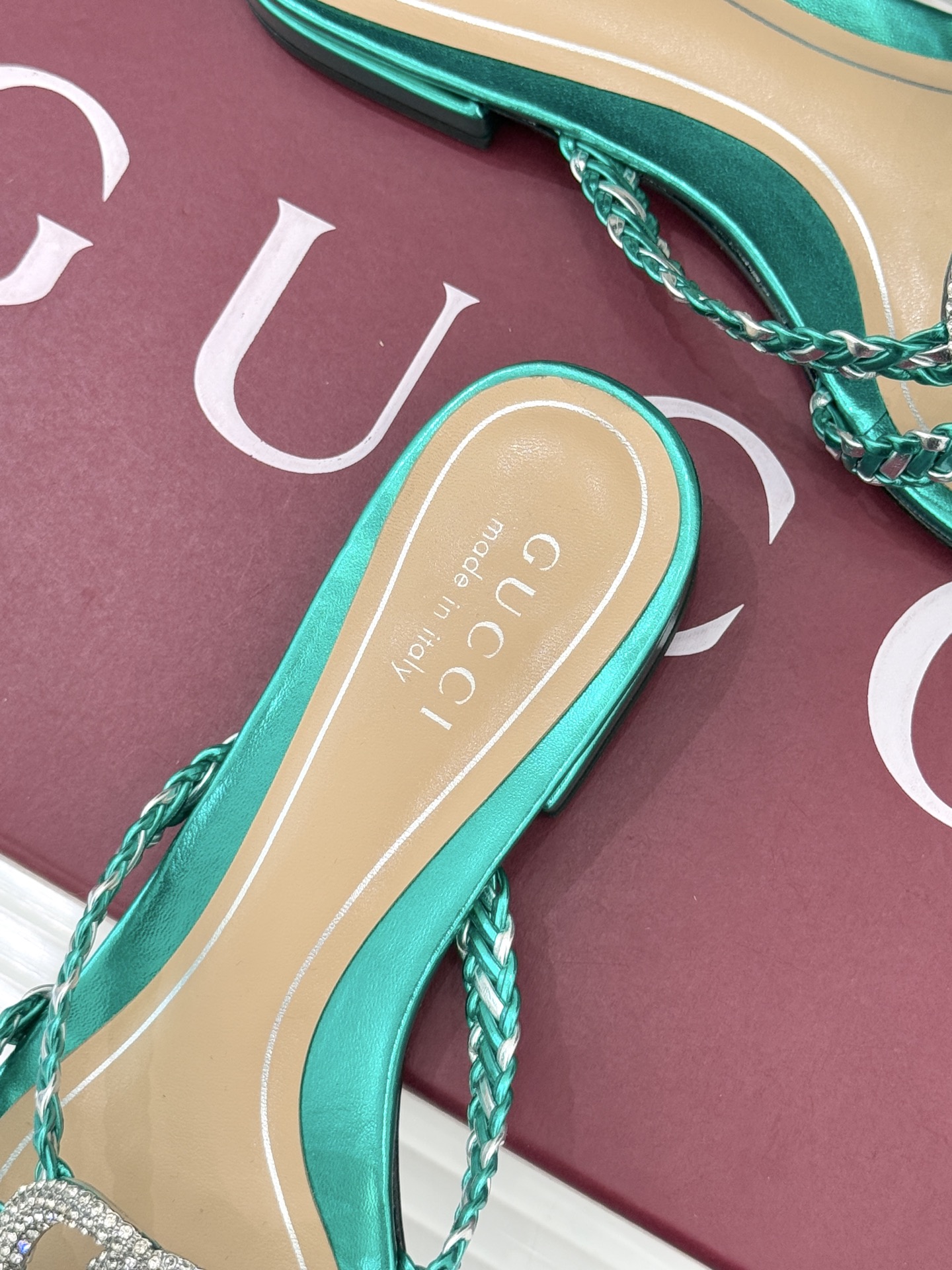 Gucci/古驰25WF早春水钻双G细带编织平底高跟拖鞋以经典符号与璀璨钻光重构早春格调将意式“不经意的