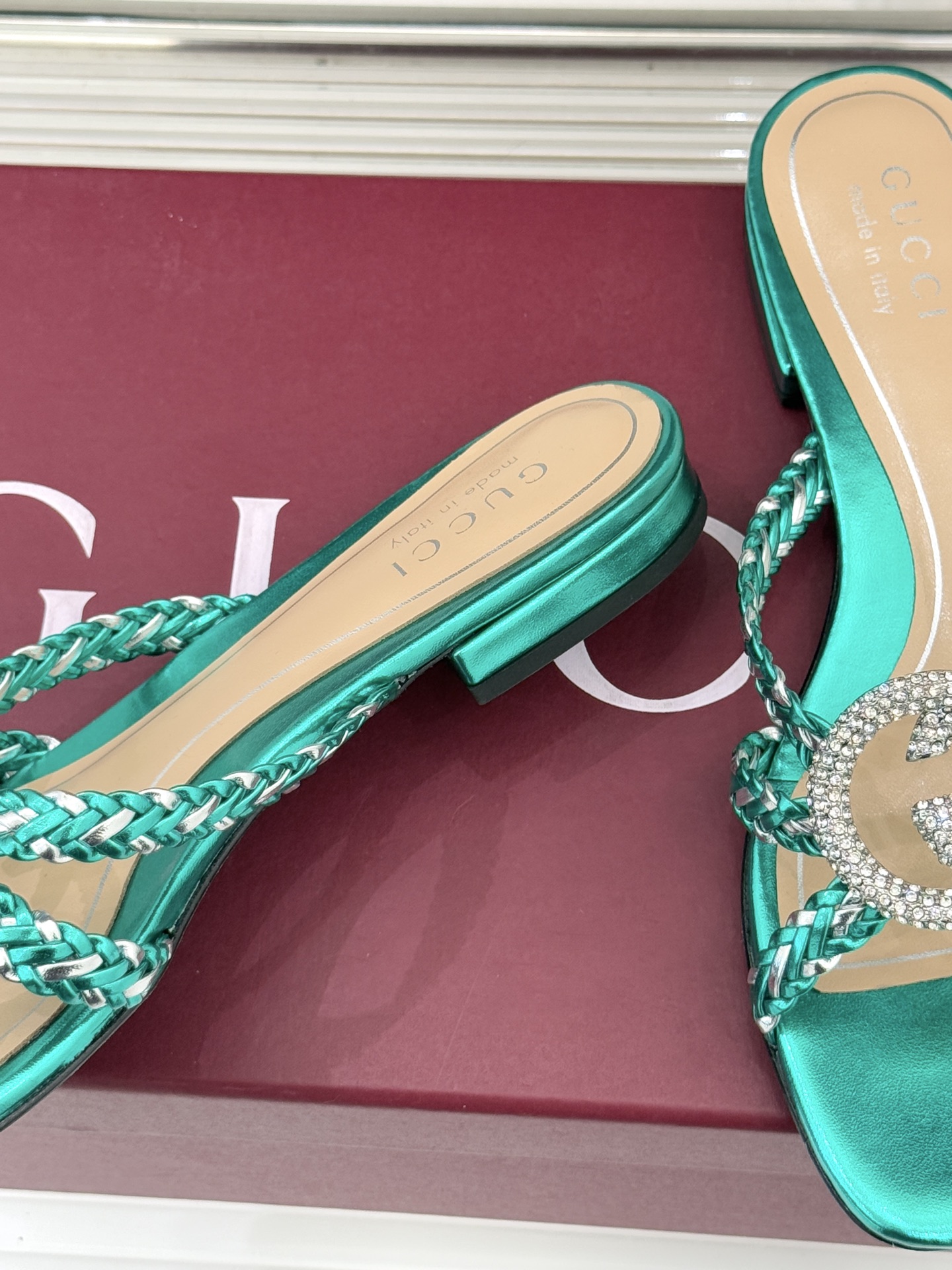 Gucci/古驰25WF早春水钻双G细带编织平底高跟拖鞋以经典符号与璀璨钻光重构早春格调将意式“不经意的