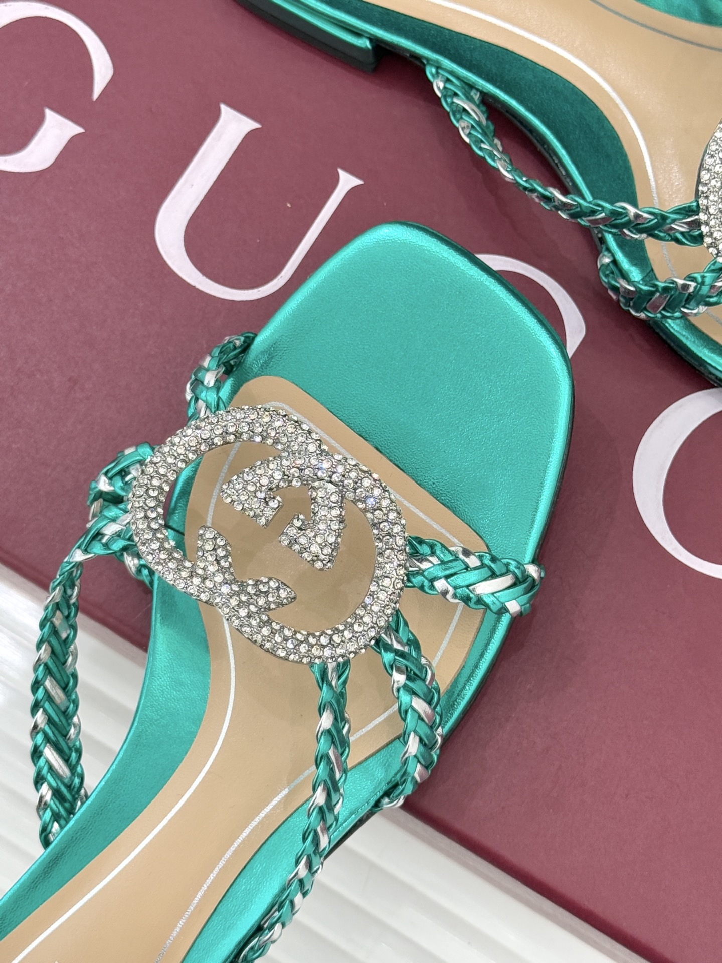 Gucci/古驰25WF早春水钻双G细带编织平底高跟拖鞋以经典符号与璀璨钻光重构早春格调将意式“不经意的