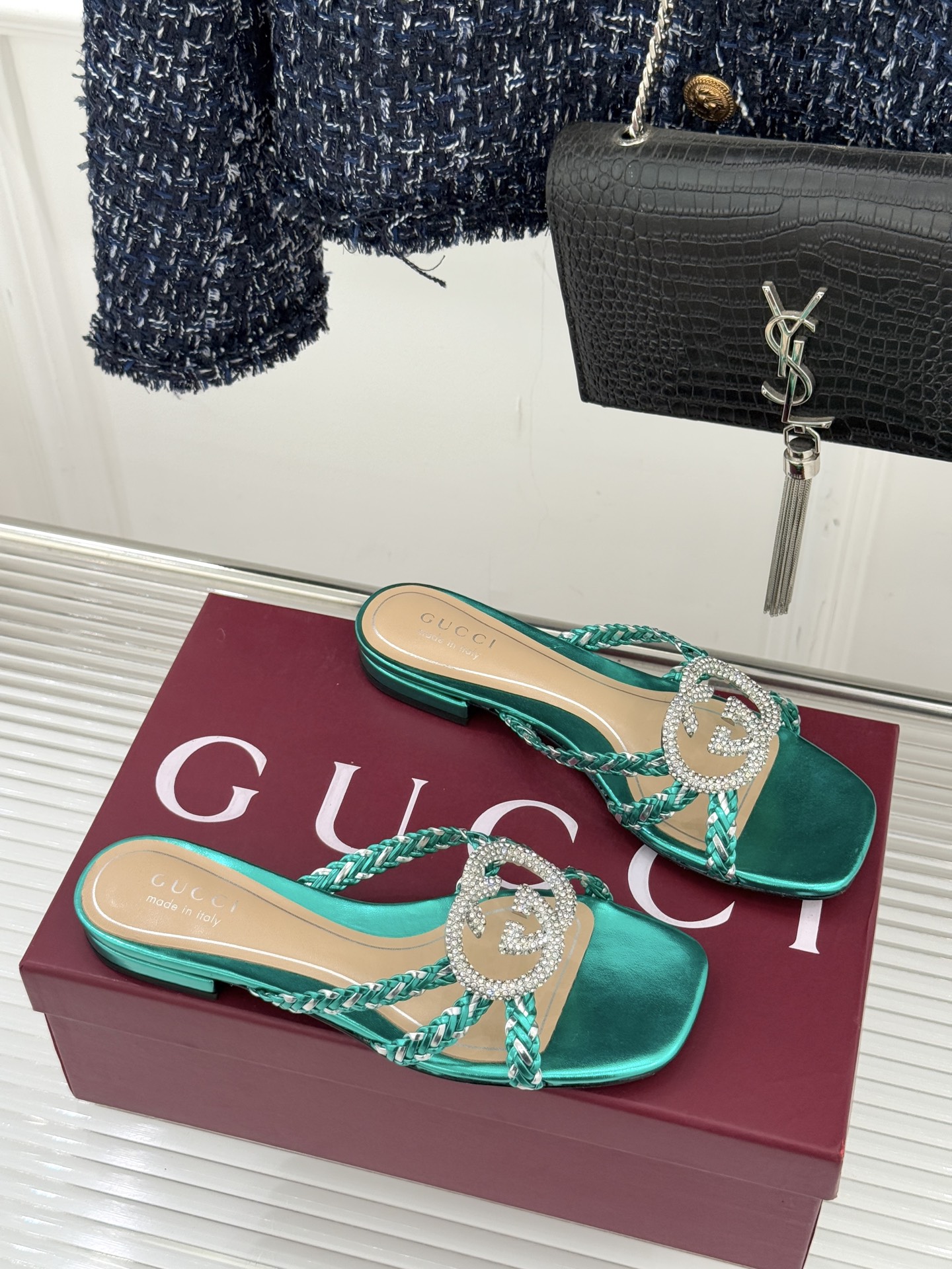 Gucci/古驰25WF早春水钻双G细带编织平底高跟拖鞋以经典符号与璀璨钻光重构早春格调将意式“不经意的