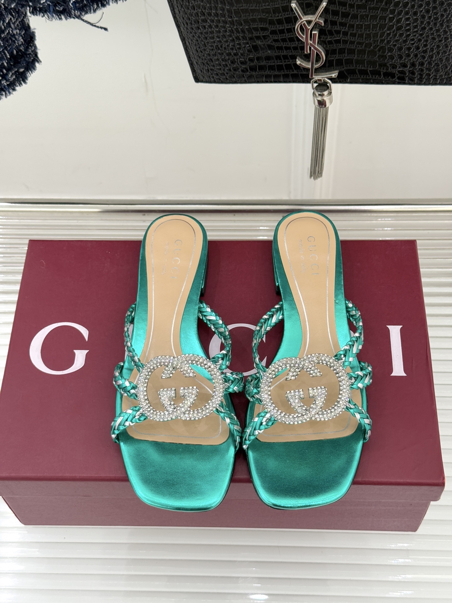 Gucci/古驰25WF早春水钻双G细带编织平底高跟拖鞋以经典符号与璀璨钻光重构早春格调将意式“不经意的