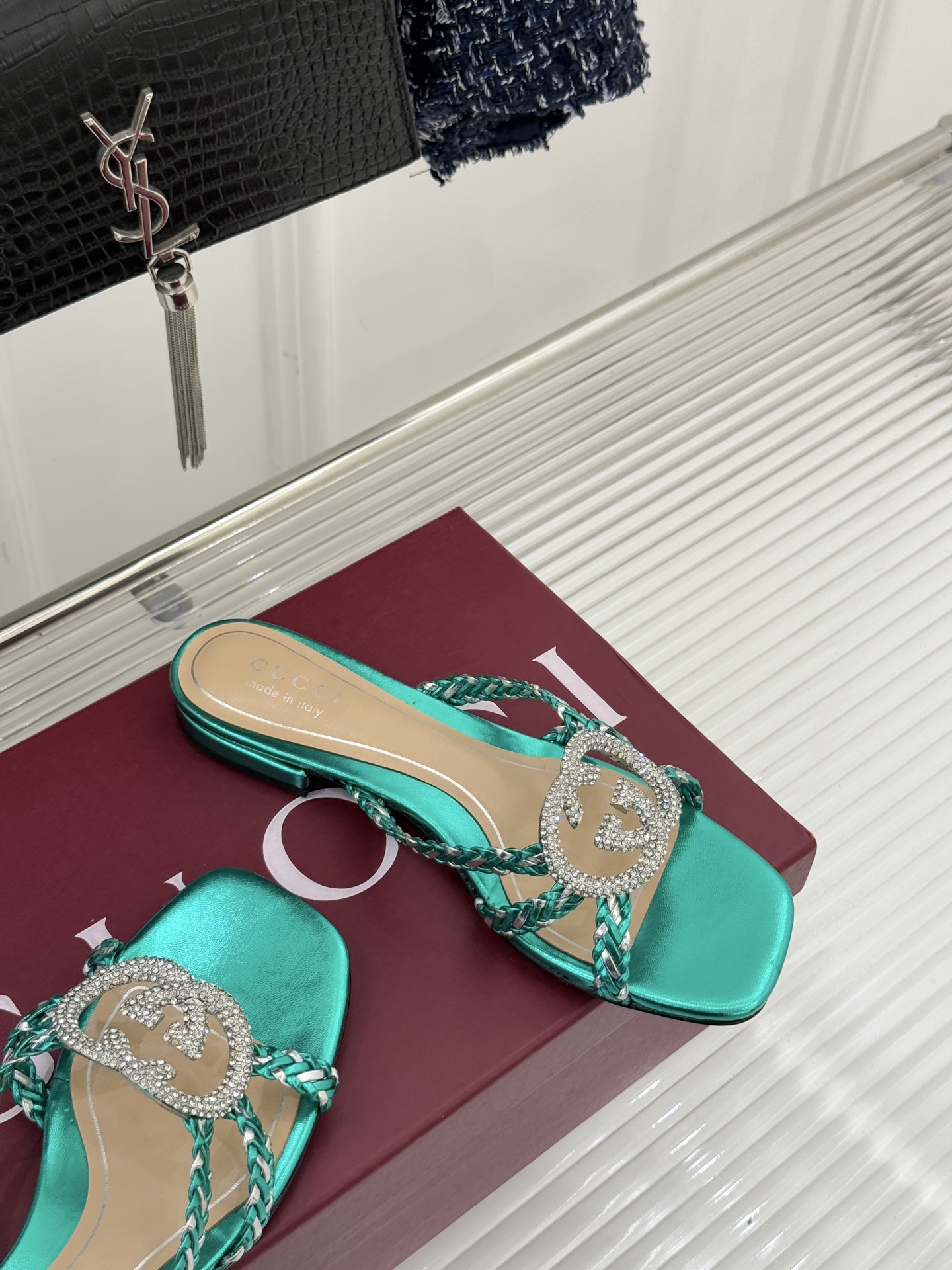 Gucci/古驰25WF早春水钻双G细带编织平底高跟拖鞋以经典符号与璀璨钻光重构早春格调将意式“不经意的