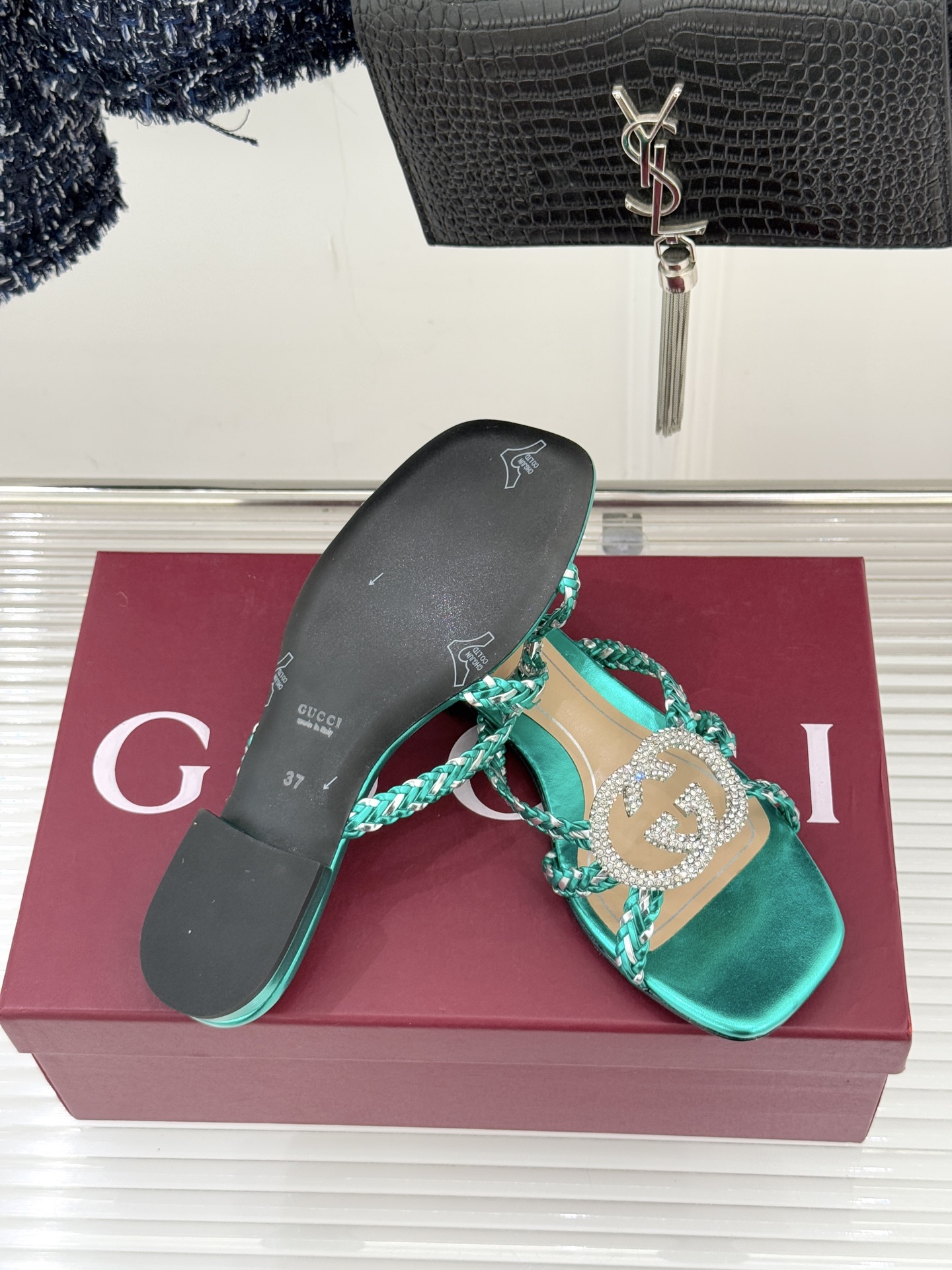 Gucci/古驰25WF早春水钻双G细带编织平底高跟拖鞋以经典符号与璀璨钻光重构早春格调将意式“不经意的