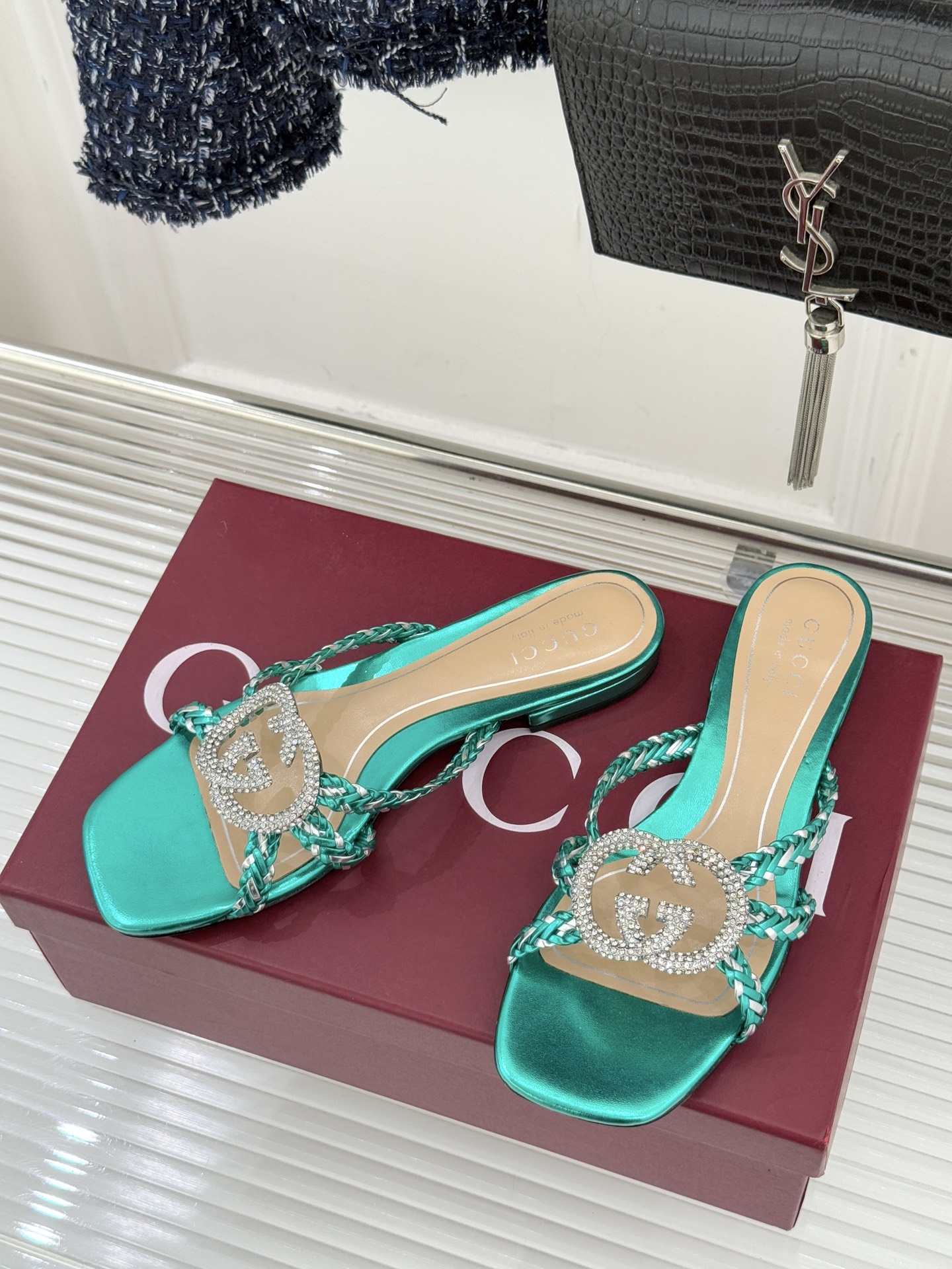 Gucci/古驰25WF早春水钻双G细带编织平底高跟拖鞋以经典符号与璀璨钻光重构早春格调将意式“不经意的