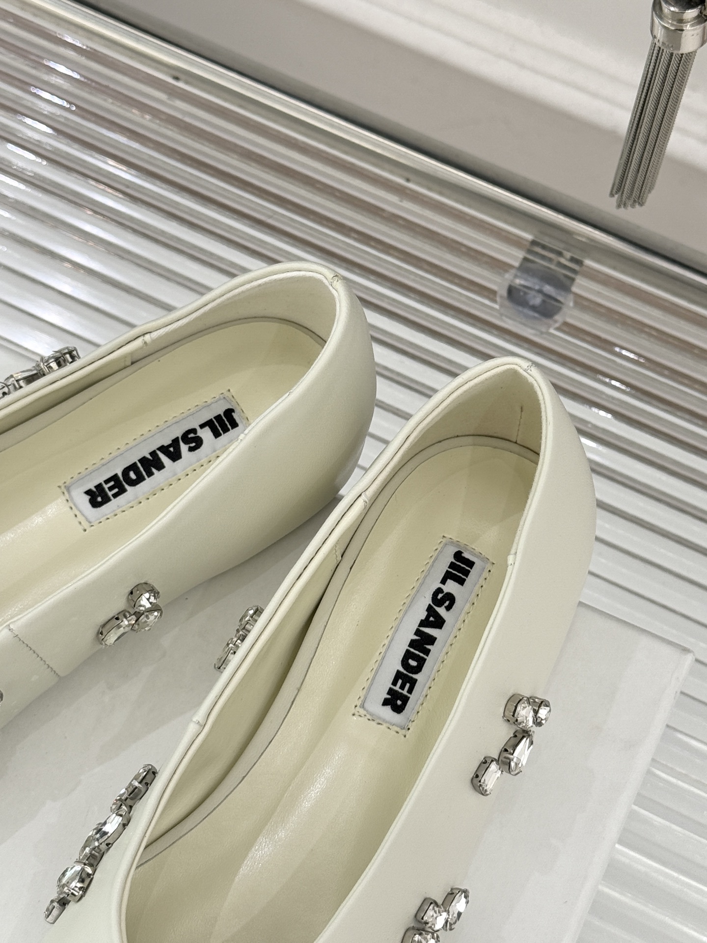 Jil Sander/吉尔桑达26WF新品尖头水钻平底芭蕾舞鞋单鞋以“空气雕塑”为设计哲思演绎极简主义的