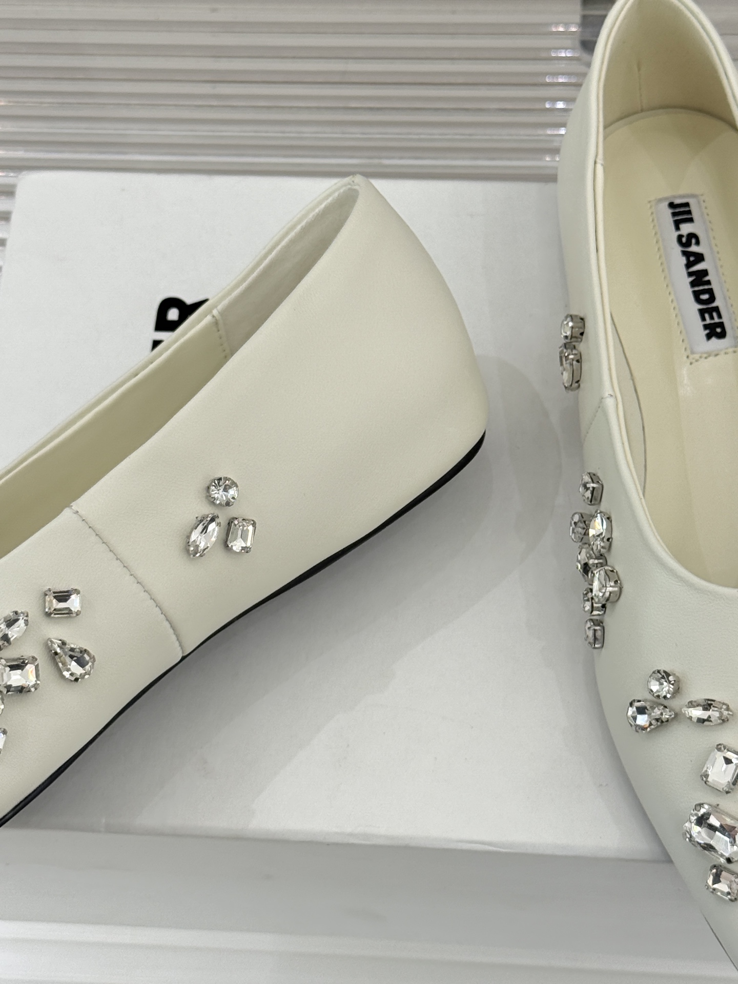 Jil Sander/吉尔桑达26WF新品尖头水钻平底芭蕾舞鞋单鞋以“空气雕塑”为设计哲思演绎极简主义的