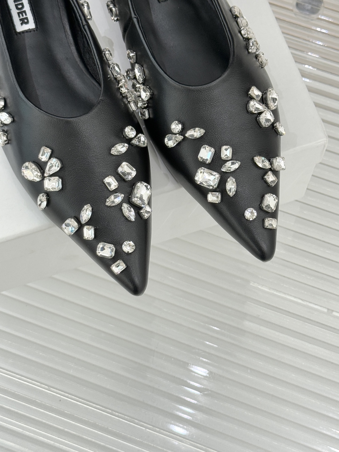 Jil Sander/吉尔桑达26WF新品尖头水钻平底芭蕾舞鞋单鞋以“空气雕塑”为设计哲思演绎极简主义的