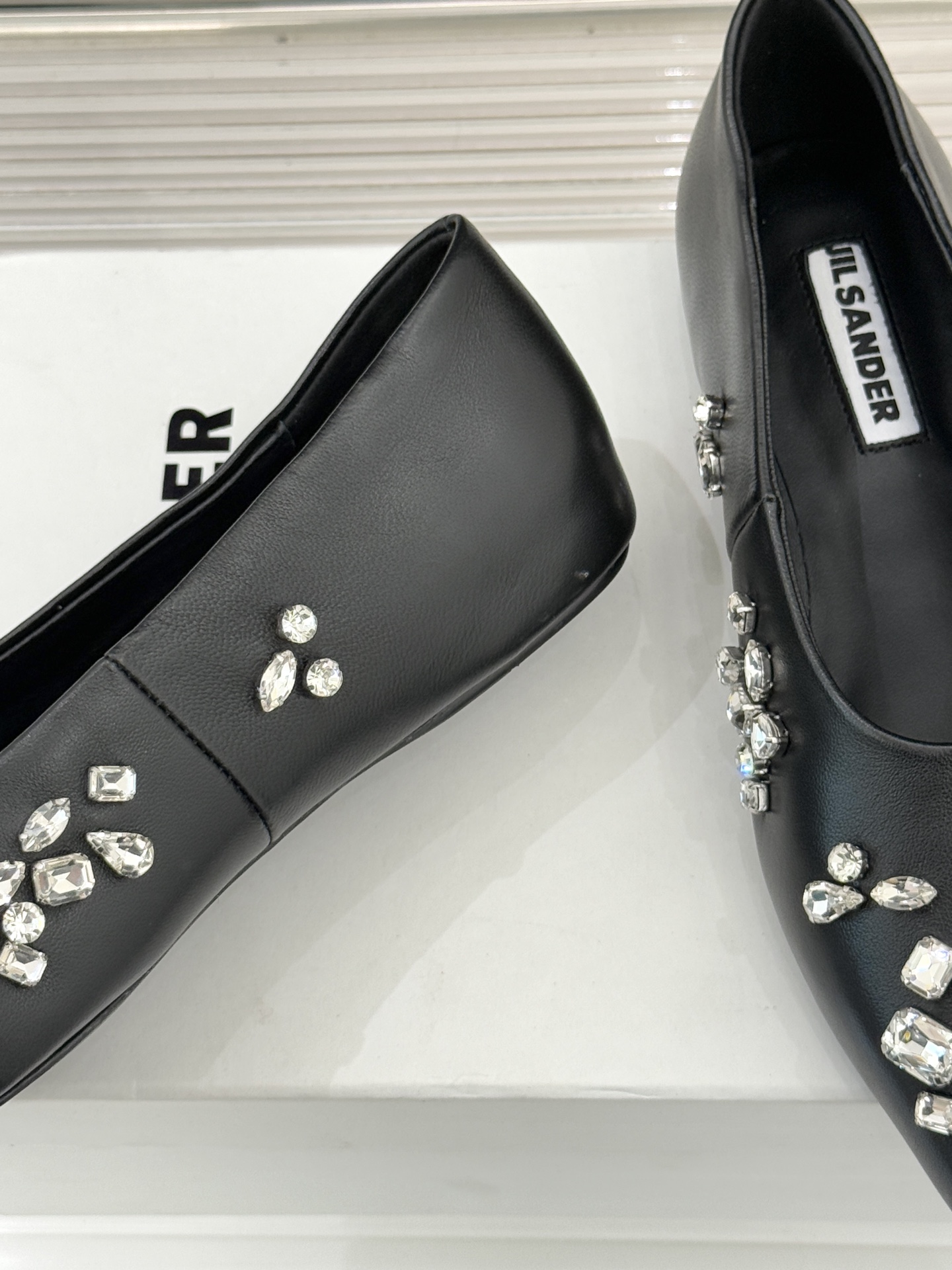 Jil Sander/吉尔桑达26WF新品尖头水钻平底芭蕾舞鞋单鞋以“空气雕塑”为设计哲思演绎极简主义的