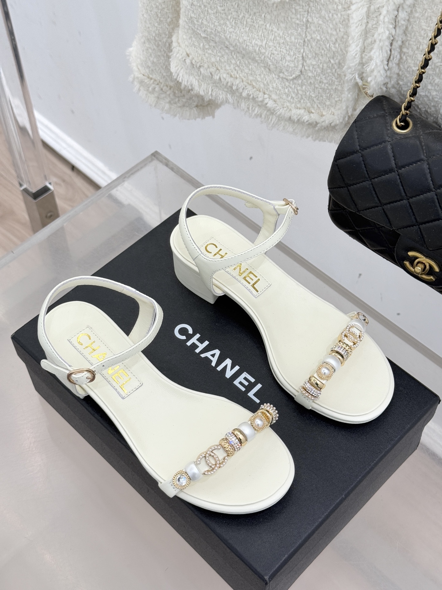 CHANE* ｜小香26P双C珠宝一字带粗跟凉鞋26P系列以“复古静奢”为魂将双C标识淬炼成珠宝级饰件镶