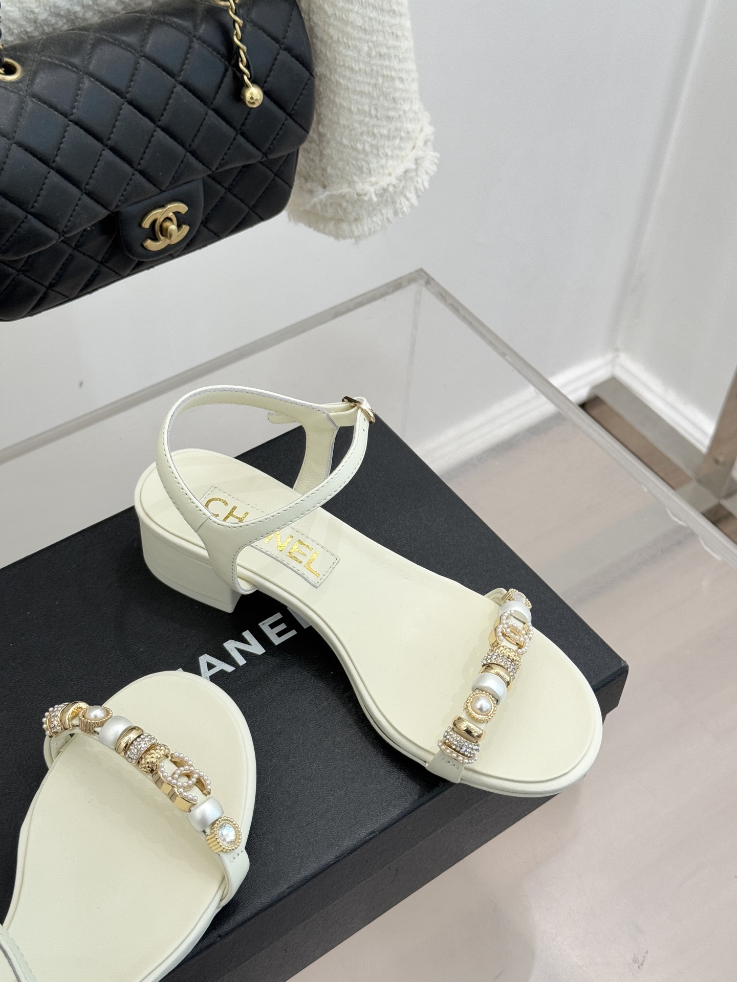 CHANE* ｜小香26P双C珠宝一字带粗跟凉鞋26P系列以“复古静奢”为魂将双C标识淬炼成珠宝级饰件镶