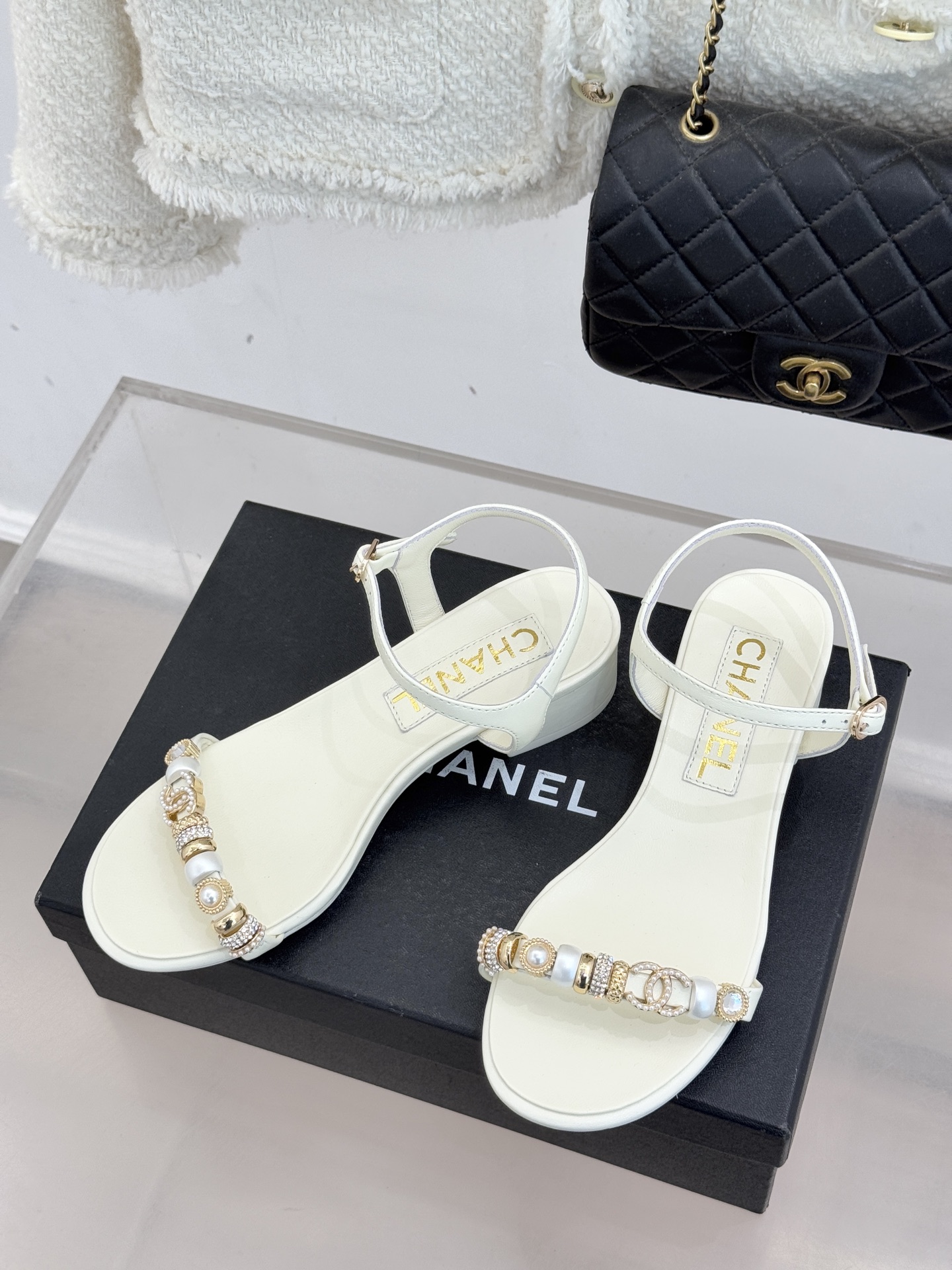 CHANE* ｜小香26P双C珠宝一字带粗跟凉鞋26P系列以“复古静奢”为魂将双C标识淬炼成珠宝级饰件镶