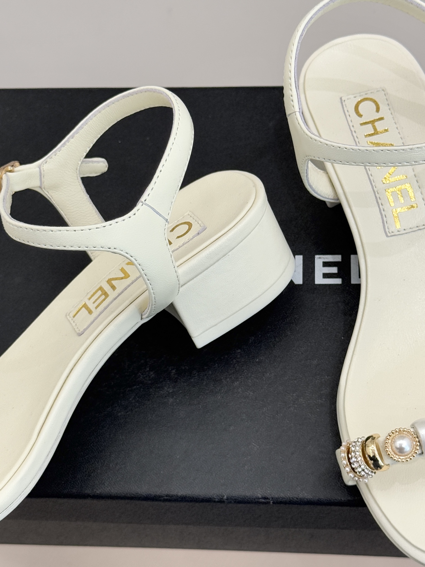 CHANE* ｜小香26P双C珠宝一字带粗跟凉鞋26P系列以“复古静奢”为魂将双C标识淬炼成珠宝级饰件镶
