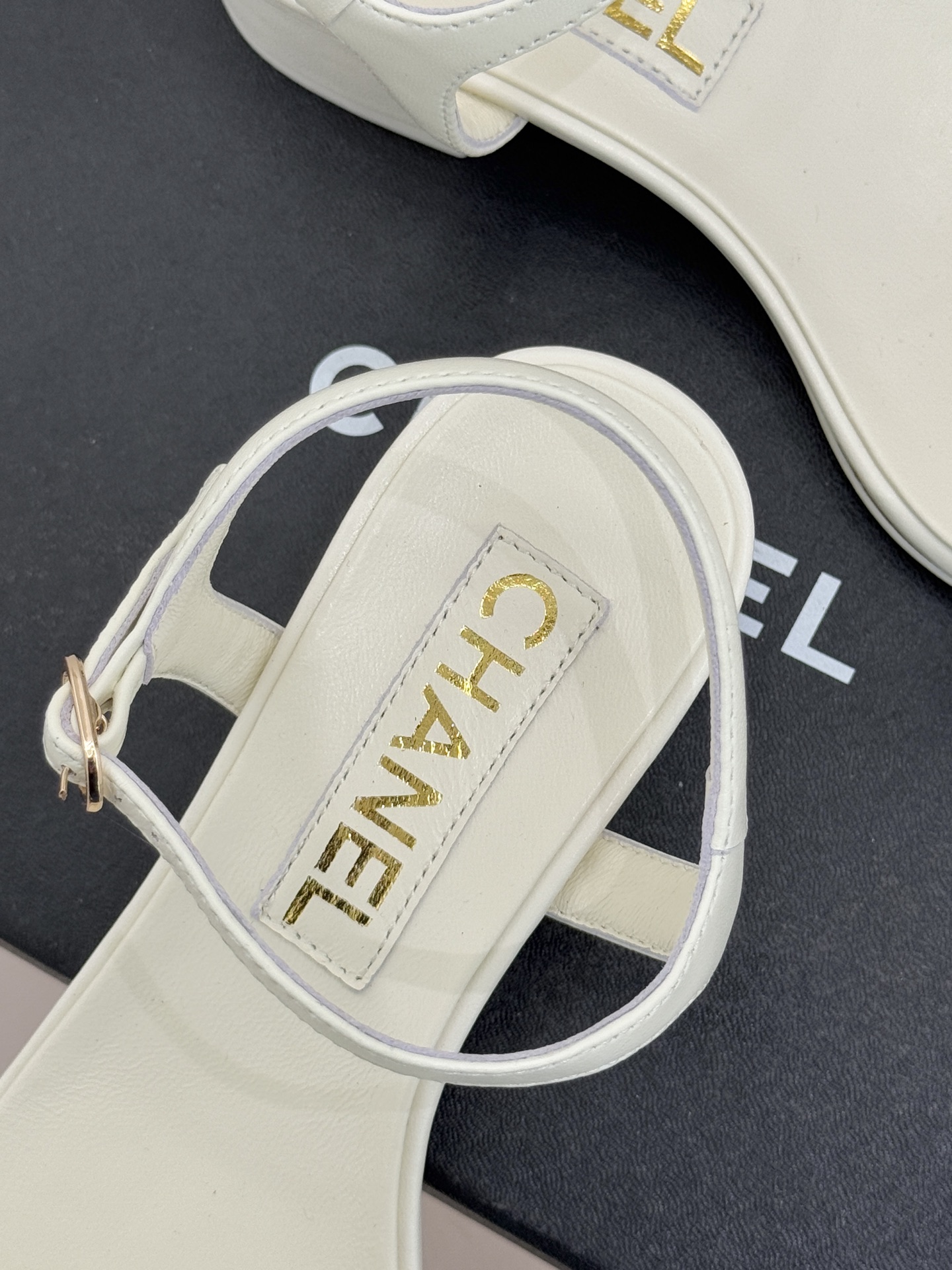 CHANE* ｜小香26P双C珠宝一字带粗跟凉鞋26P系列以“复古静奢”为魂将双C标识淬炼成珠宝级饰件镶