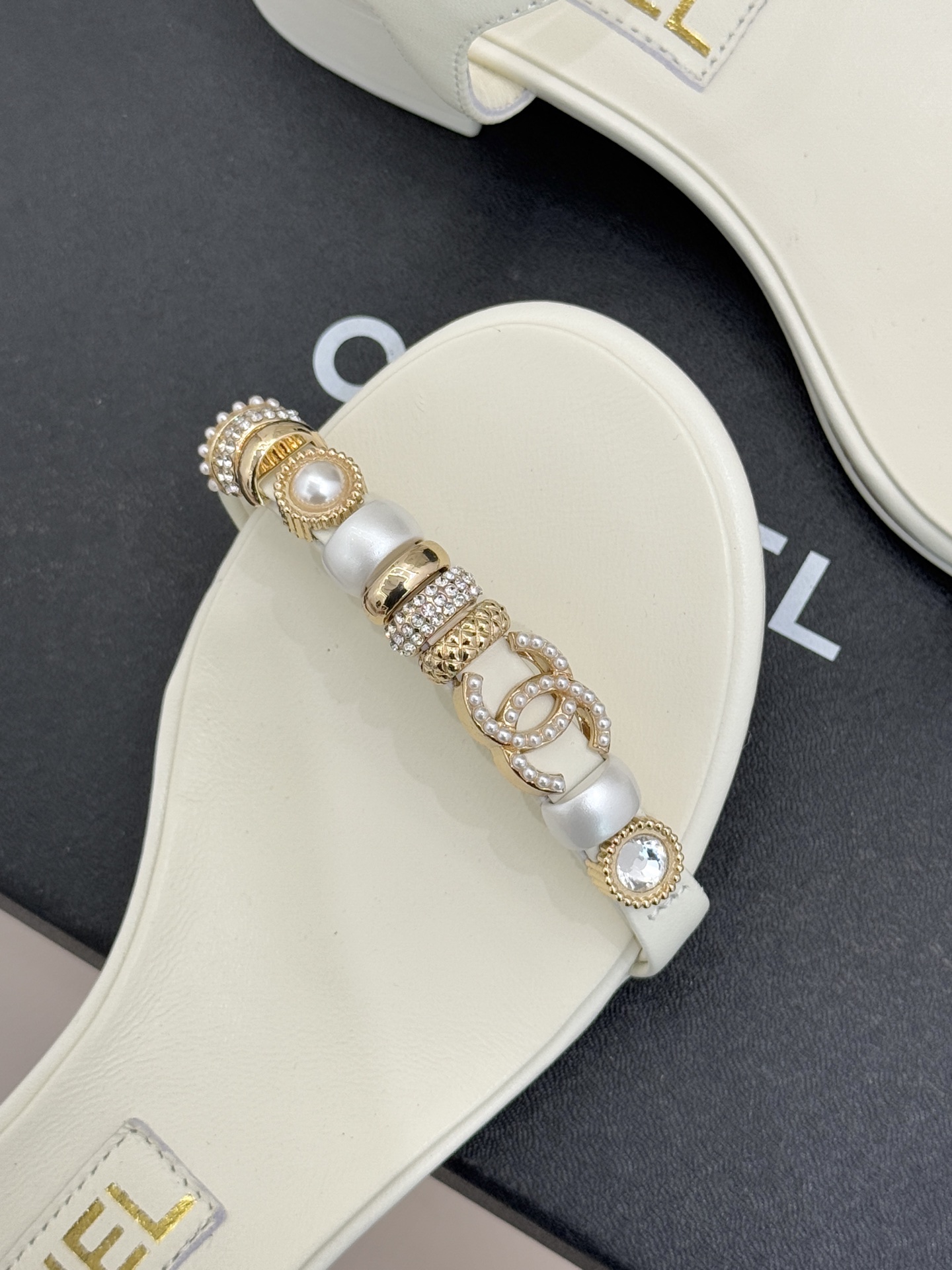 CHANE* ｜小香26P双C珠宝一字带粗跟凉鞋26P系列以“复古静奢”为魂将双C标识淬炼成珠宝级饰件镶