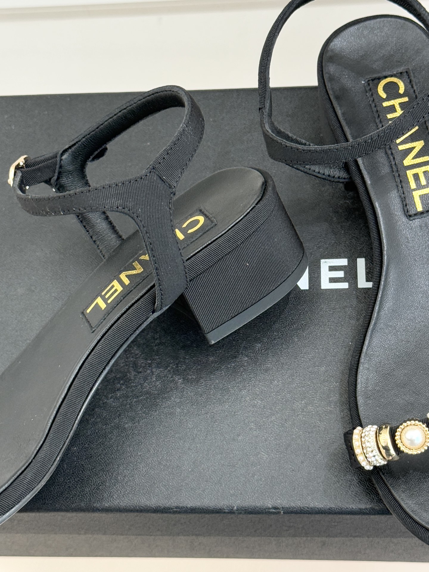 CHANE* ｜小香26P双C珠宝一字带粗跟凉鞋26P系列以“复古静奢”为魂将双C标识淬炼成珠宝级饰件镶