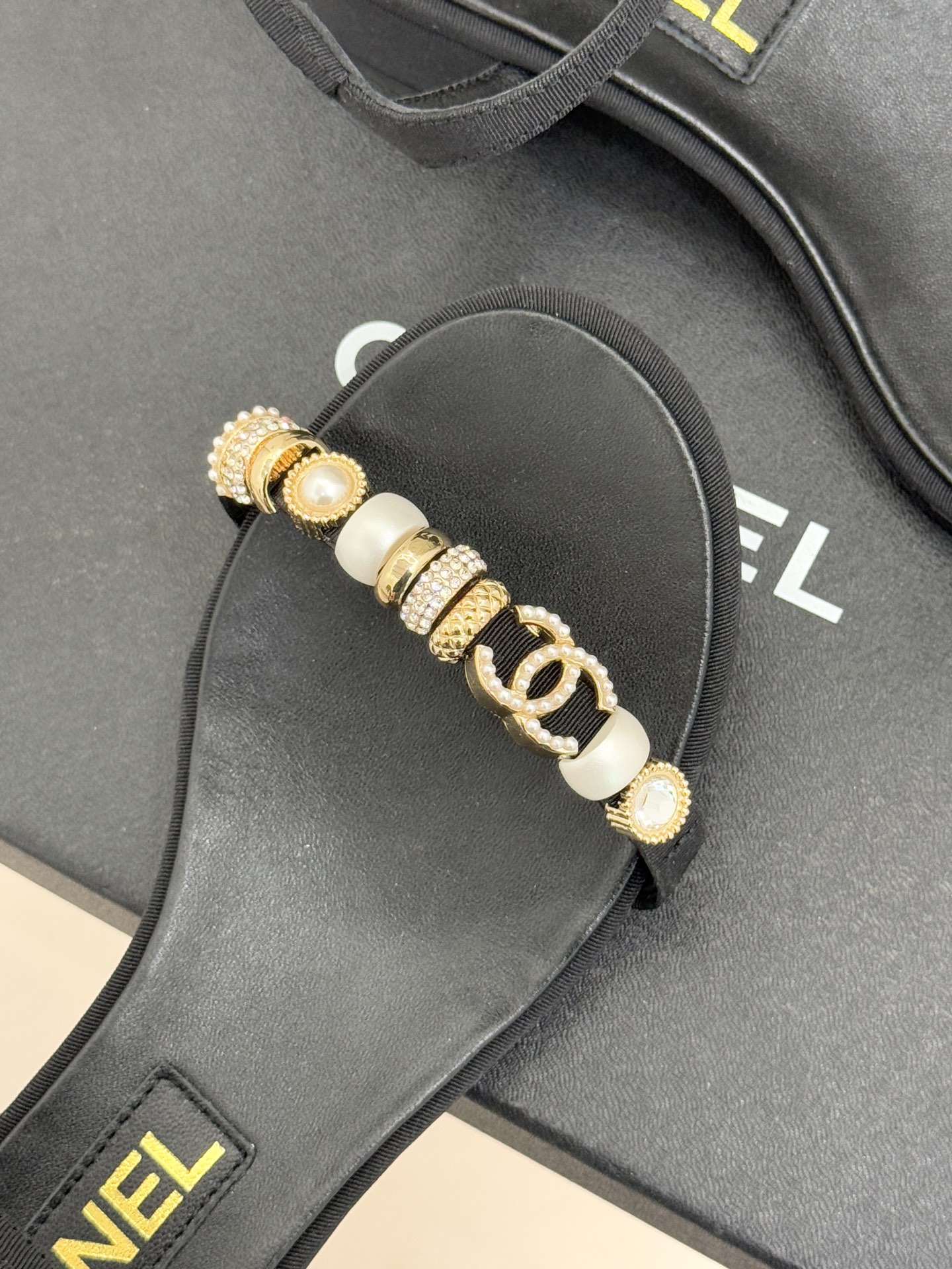 CHANE* ｜小香26P双C珠宝一字带粗跟凉鞋26P系列以“复古静奢”为魂将双C标识淬炼成珠宝级饰件镶