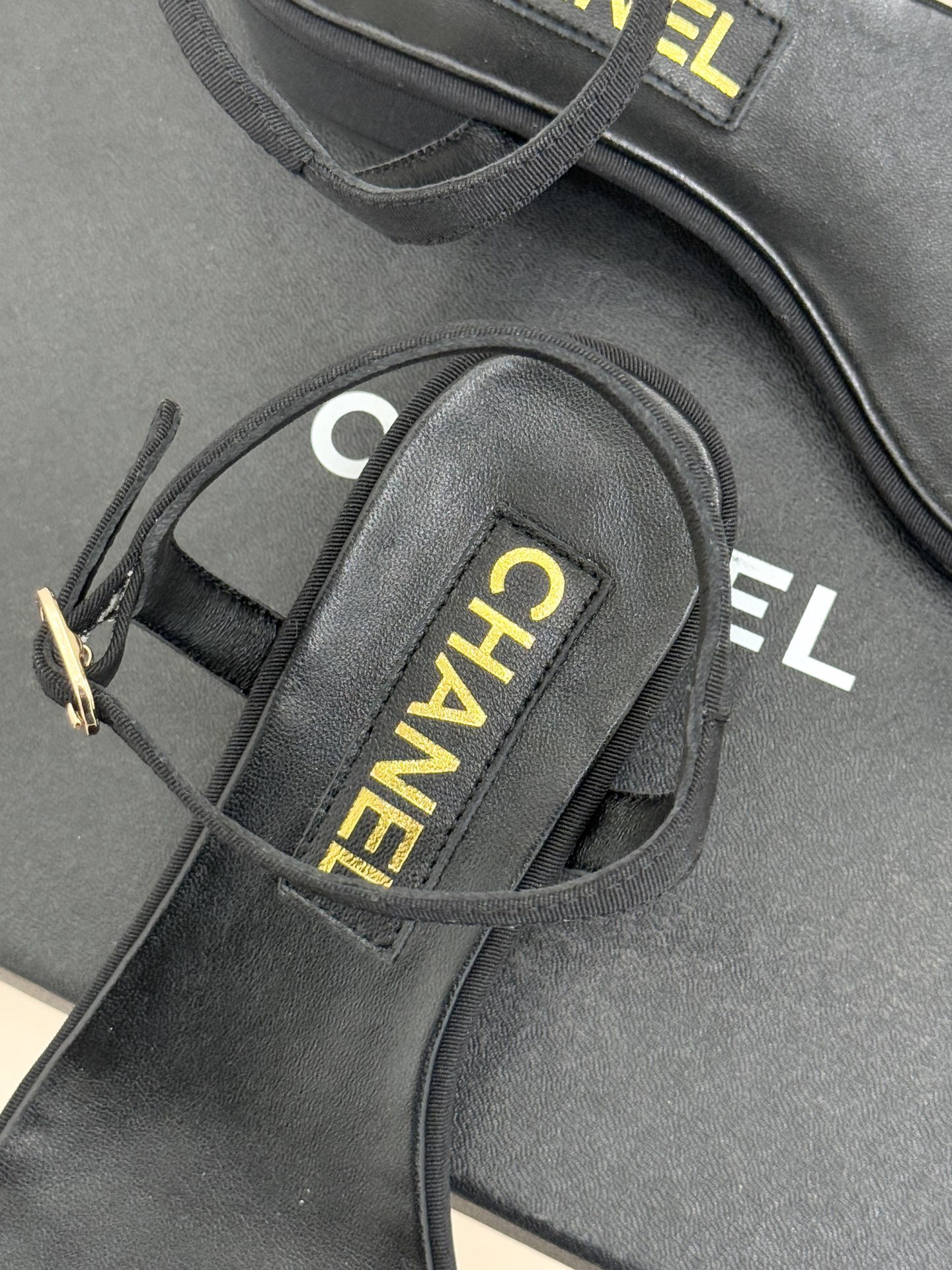 CHANE* ｜小香26P双C珠宝一字带粗跟凉鞋26P系列以“复古静奢”为魂将双C标识淬炼成珠宝级饰件镶