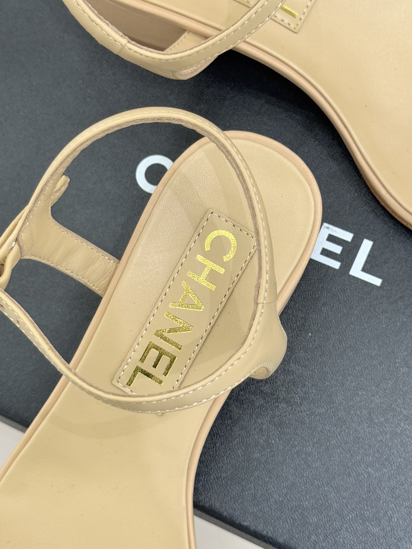 CHANE* ｜小香26P双C珠宝一字带粗跟凉鞋26P系列以“复古静奢”为魂将双C标识淬炼成珠宝级饰件镶