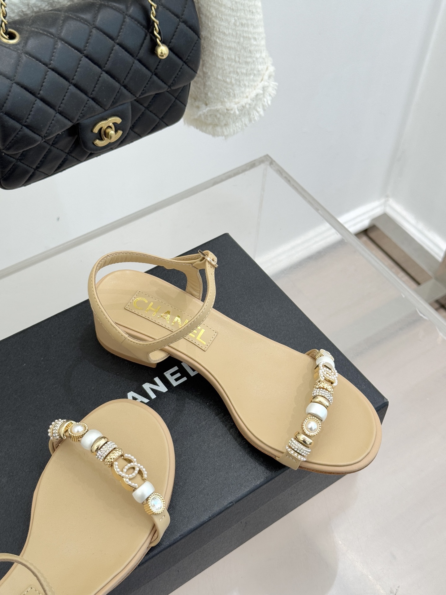 CHANE* ｜小香26P双C珠宝一字带粗跟凉鞋26P系列以“复古静奢”为魂将双C标识淬炼成珠宝级饰件镶
