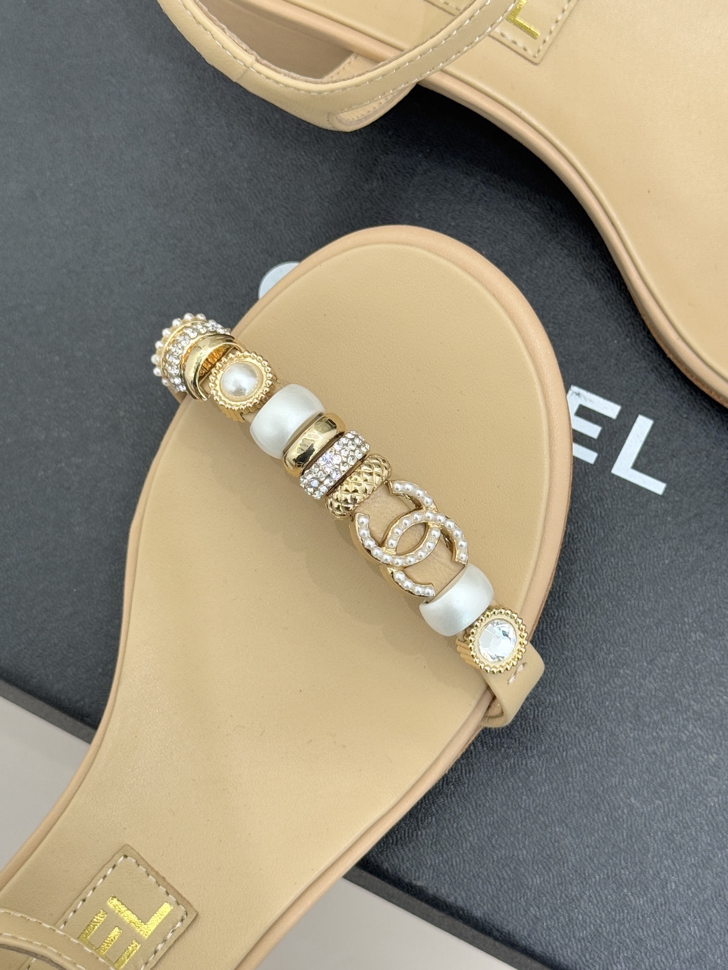 CHANE* ｜小香26P双C珠宝一字带粗跟凉鞋26P系列以“复古静奢”为魂将双C标识淬炼成珠宝级饰件镶