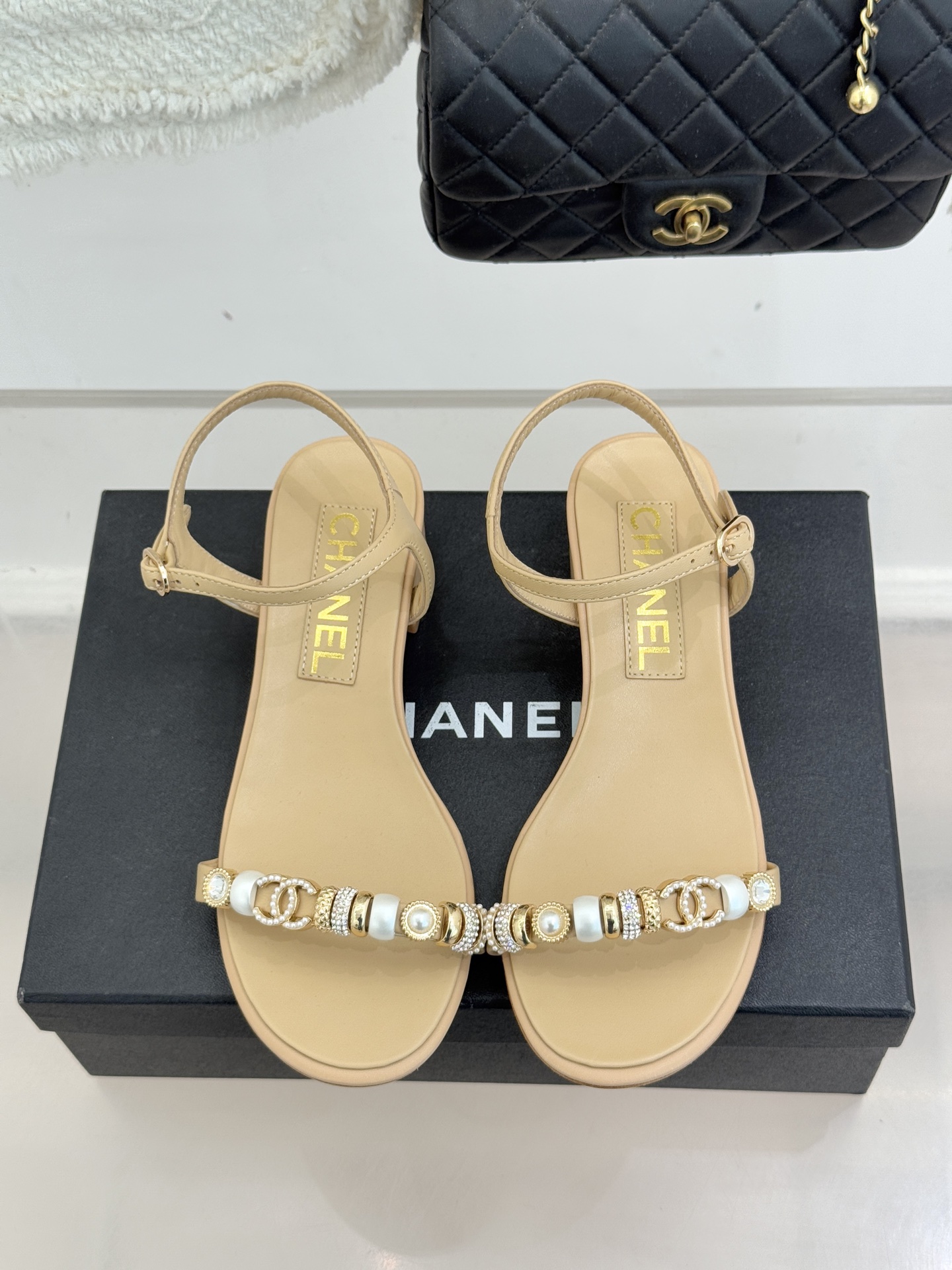 CHANE* ｜小香26P双C珠宝一字带粗跟凉鞋26P系列以“复古静奢”为魂将双C标识淬炼成珠宝级饰件镶