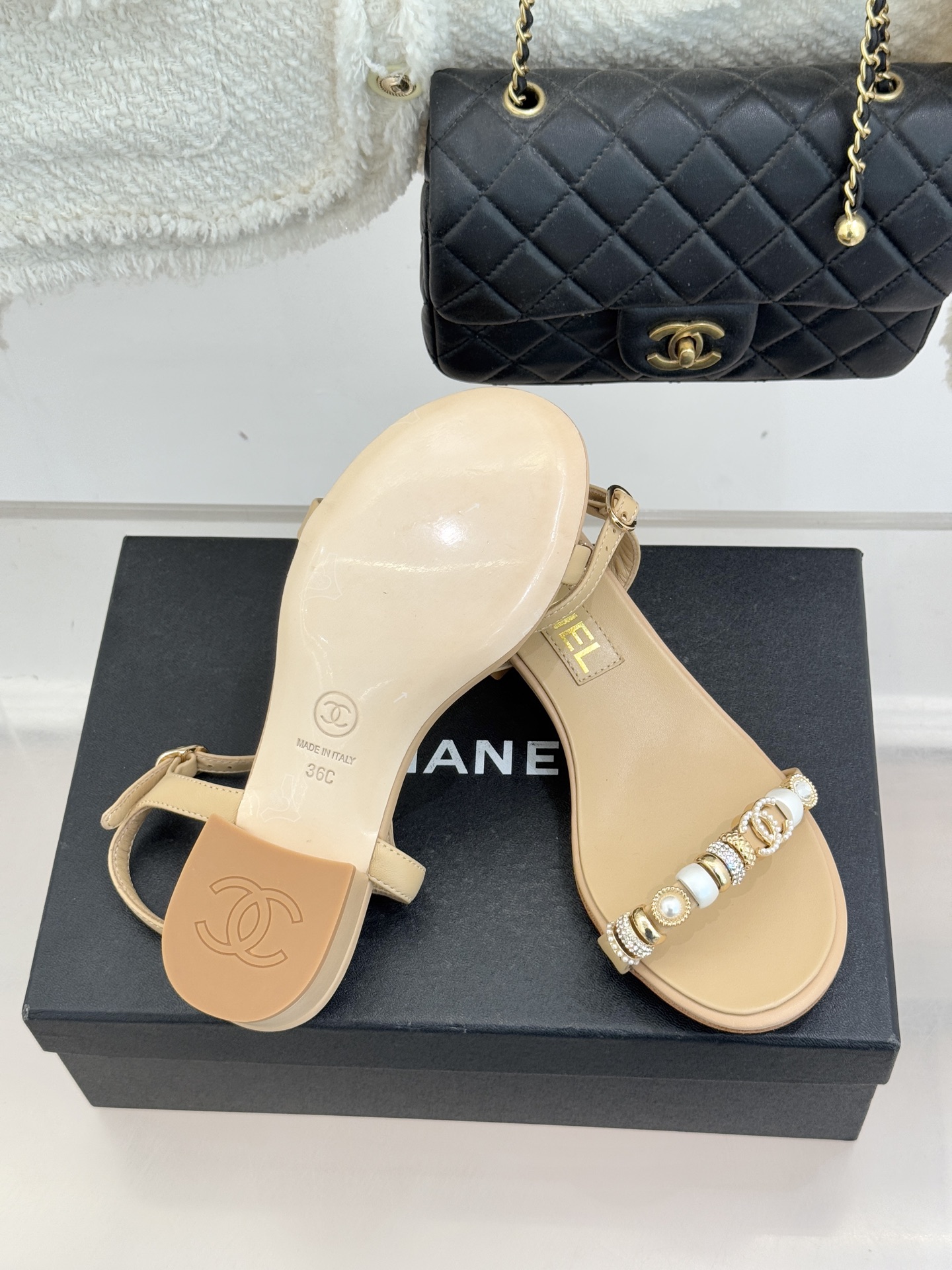 CHANE* ｜小香26P双C珠宝一字带粗跟凉鞋26P系列以“复古静奢”为魂将双C标识淬炼成珠宝级饰件镶