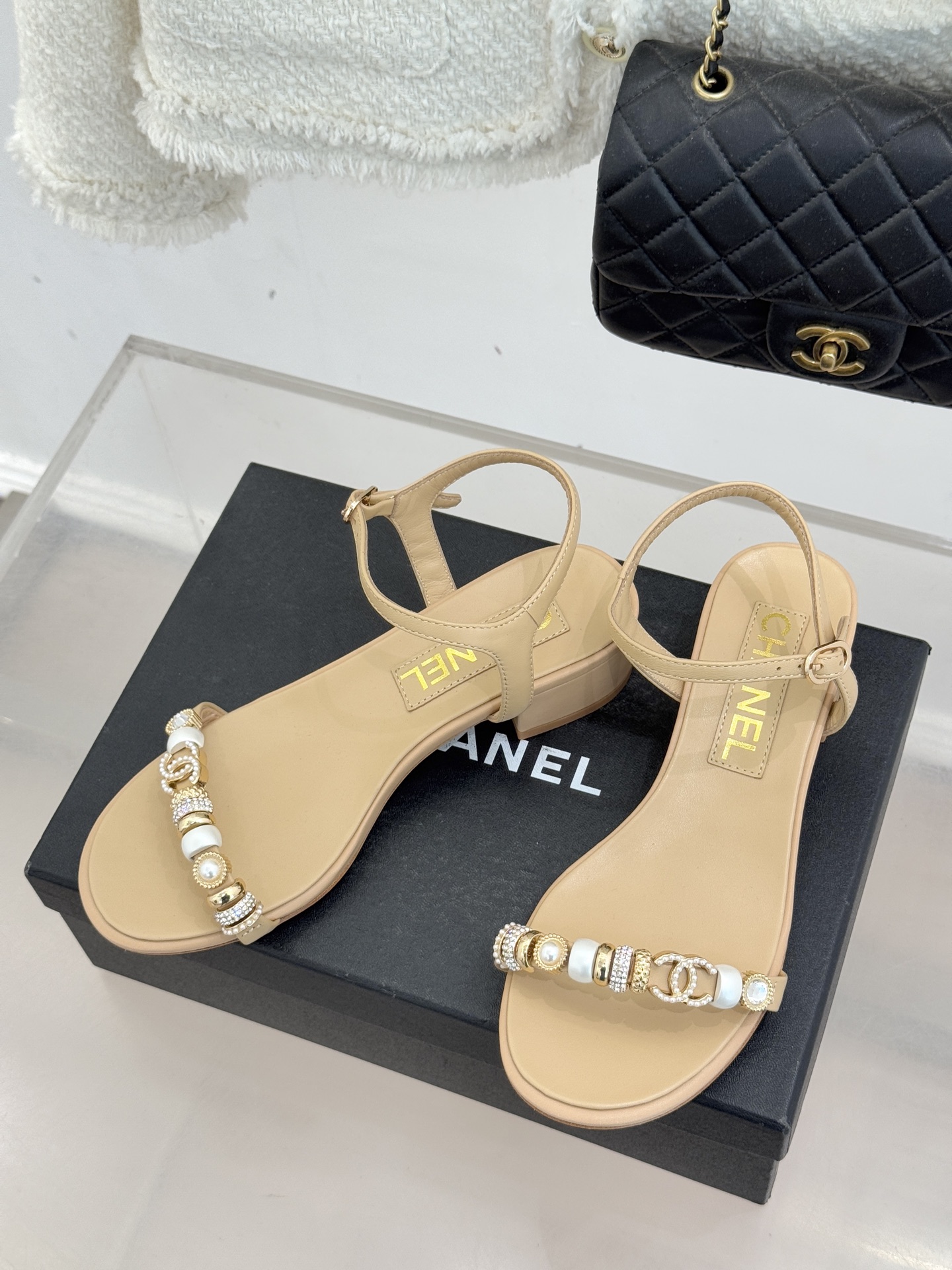 CHANE* ｜小香26P双C珠宝一字带粗跟凉鞋26P系列以“复古静奢”为魂将双C标识淬炼成珠宝级饰件镶