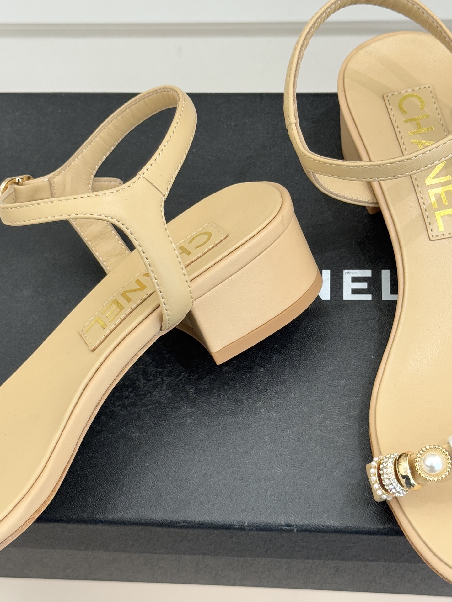 CHANE* ｜小香26P双C珠宝一字带粗跟凉鞋26P系列以“复古静奢”为魂将双C标识淬炼成珠宝级饰件镶