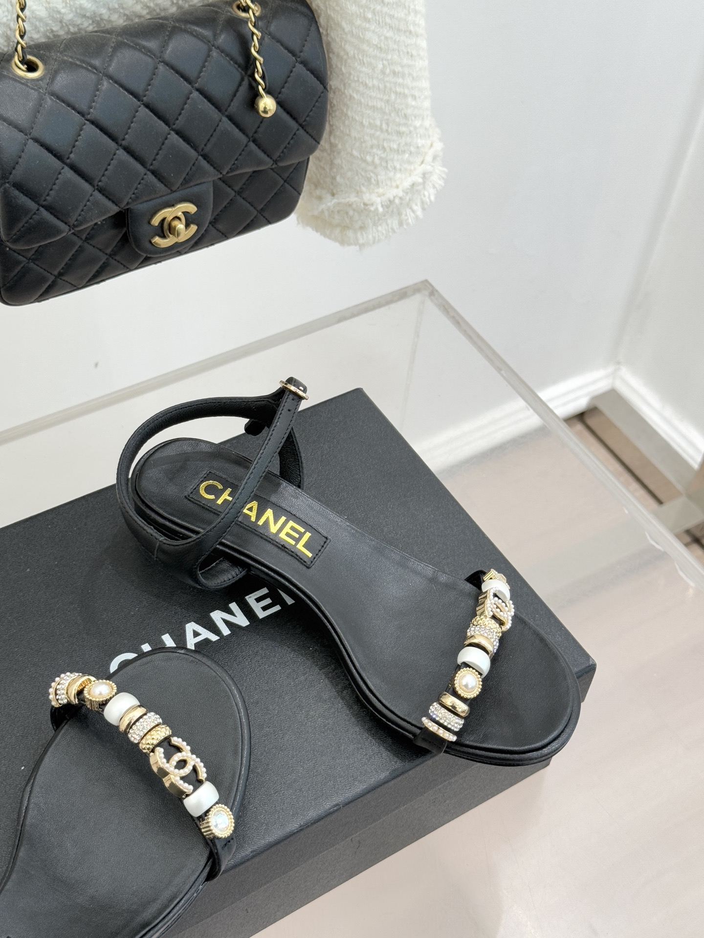 CHANE* ｜小香26P双C珠宝一字带粗跟凉鞋26P系列以“复古静奢”为魂将双C标识淬炼成珠宝级饰件镶