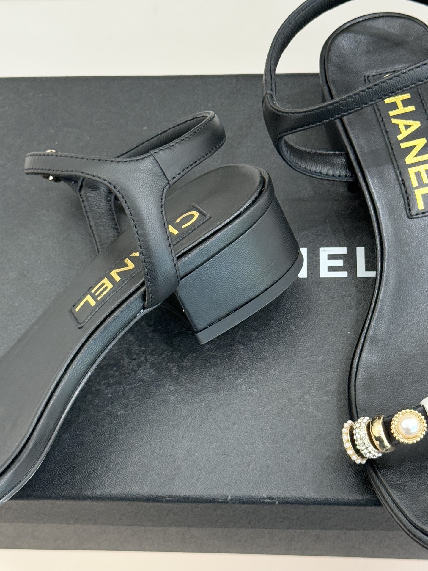 CHANE* ｜小香26P双C珠宝一字带粗跟凉鞋26P系列以“复古静奢”为魂将双C标识淬炼成珠宝级饰件镶