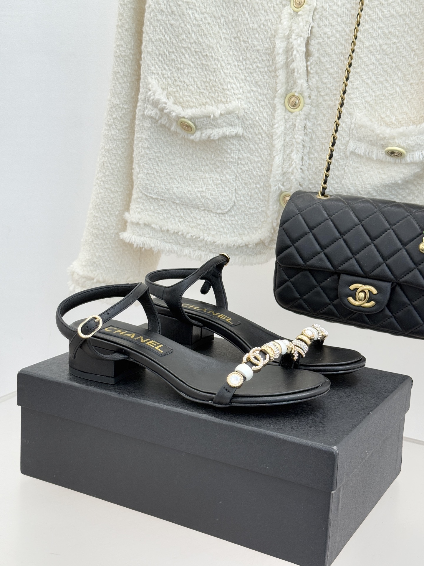 NO:726362,CHANE* | Xiaoxiang 26P Double C Jewelry Strap Thick Heel Sandals The 26P series takes 'retro quiet luxury' as its soul. The double C logo is refined into a jewelry-grade accessory and is set on a neat strap. The flow of light and shadow expresses French elegance. The thick heel design balances aura and stability. The curvature that fits the arch of the foot is matched with delicate leather. It has a relaxed texture when walking. Whether it is worn with a tweed suit for commuting.  Whether it is a floor-length dress for a dinner party, the look can be lit up with jewelry-level details, making every step an effortless fashion statement, interpreting the classic elegant moment of early spring. The fabric is made of original customized leather, and the lining of the toes is all sheepskin. Italian imported leather outsole size 35-39 (customized 40/41) No. 94920260204, sandals, chanel, sandals, sheepskin, Leather soles19860909CHANE* ｜小香26P双C珠宝一字带 粗跟凉鞋 26P系列以“复古静奢”为魂 将双C标识淬炼成珠宝级饰件 镶嵌于利落一字带之上 光影流转间尽释法式贵气. 粗跟设计平衡气场与稳健 贴合足弓的弧度搭配细腻皮革 行走间自带松弛质感. 无论是搭配斜纹软呢套装通勤 还是曳地礼服出席晚宴 都能以珠宝级细节点亮造型 让每一步都成为不费力的时髦宣言 诠释经典定格早春优雅瞬间. 面料采用原版定制皮料 内里踮脚均为羊皮 意大利进口真皮大底 size35-39（40/41定制） 编号94920260204,凉鞋,chanel,sandals,sheepskin,Leather soles,Women's Shoes