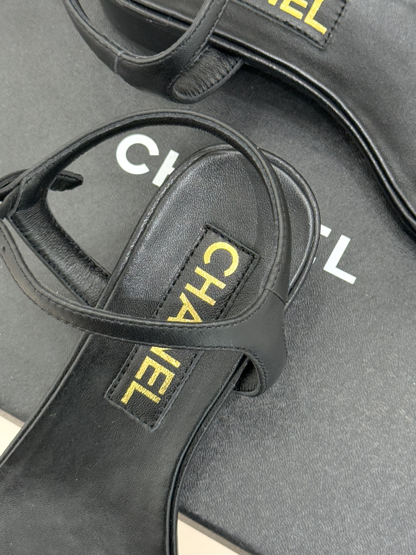 CHANE* ｜小香26P双C珠宝一字带粗跟凉鞋26P系列以“复古静奢”为魂将双C标识淬炼成珠宝级饰件镶