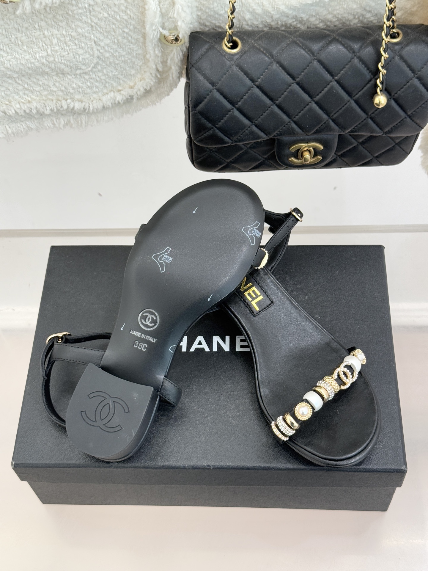 CHANE* ｜小香26P双C珠宝一字带粗跟凉鞋26P系列以“复古静奢”为魂将双C标识淬炼成珠宝级饰件镶