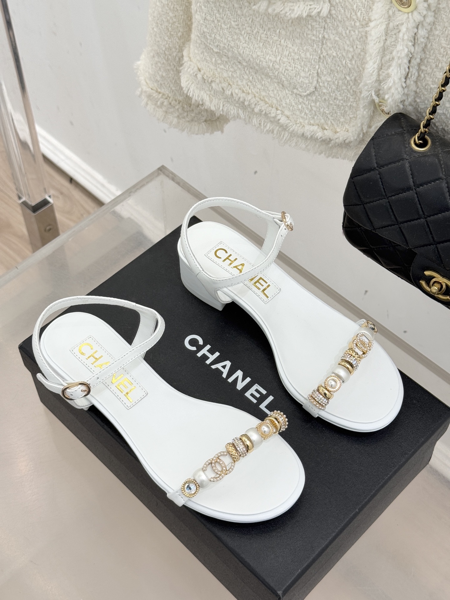CHANE* ｜小香26P双C珠宝一字带粗跟凉鞋26P系列以“复古静奢”为魂将双C标识淬炼成珠宝级饰件镶