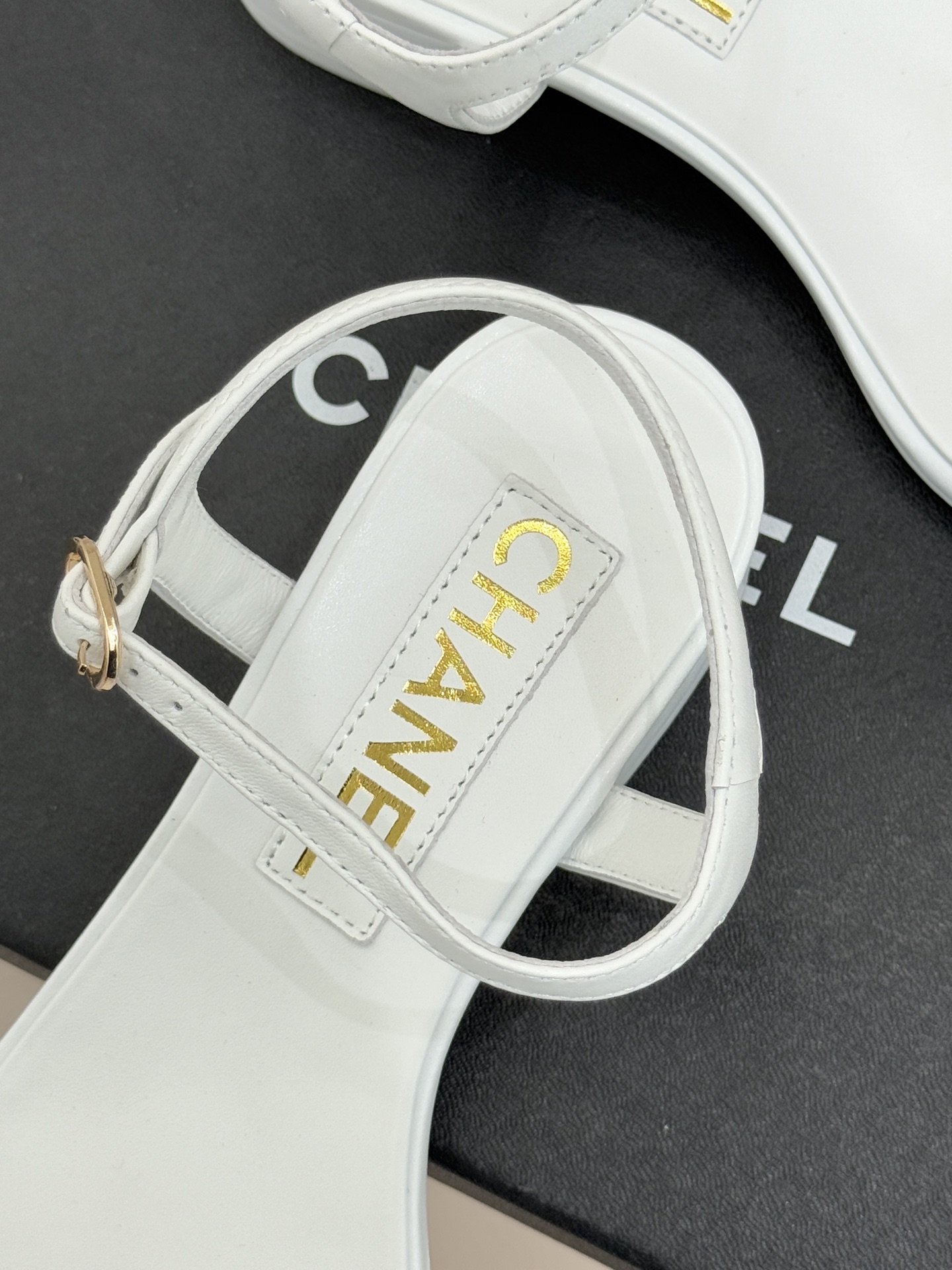 CHANE* ｜小香26P双C珠宝一字带粗跟凉鞋26P系列以“复古静奢”为魂将双C标识淬炼成珠宝级饰件镶