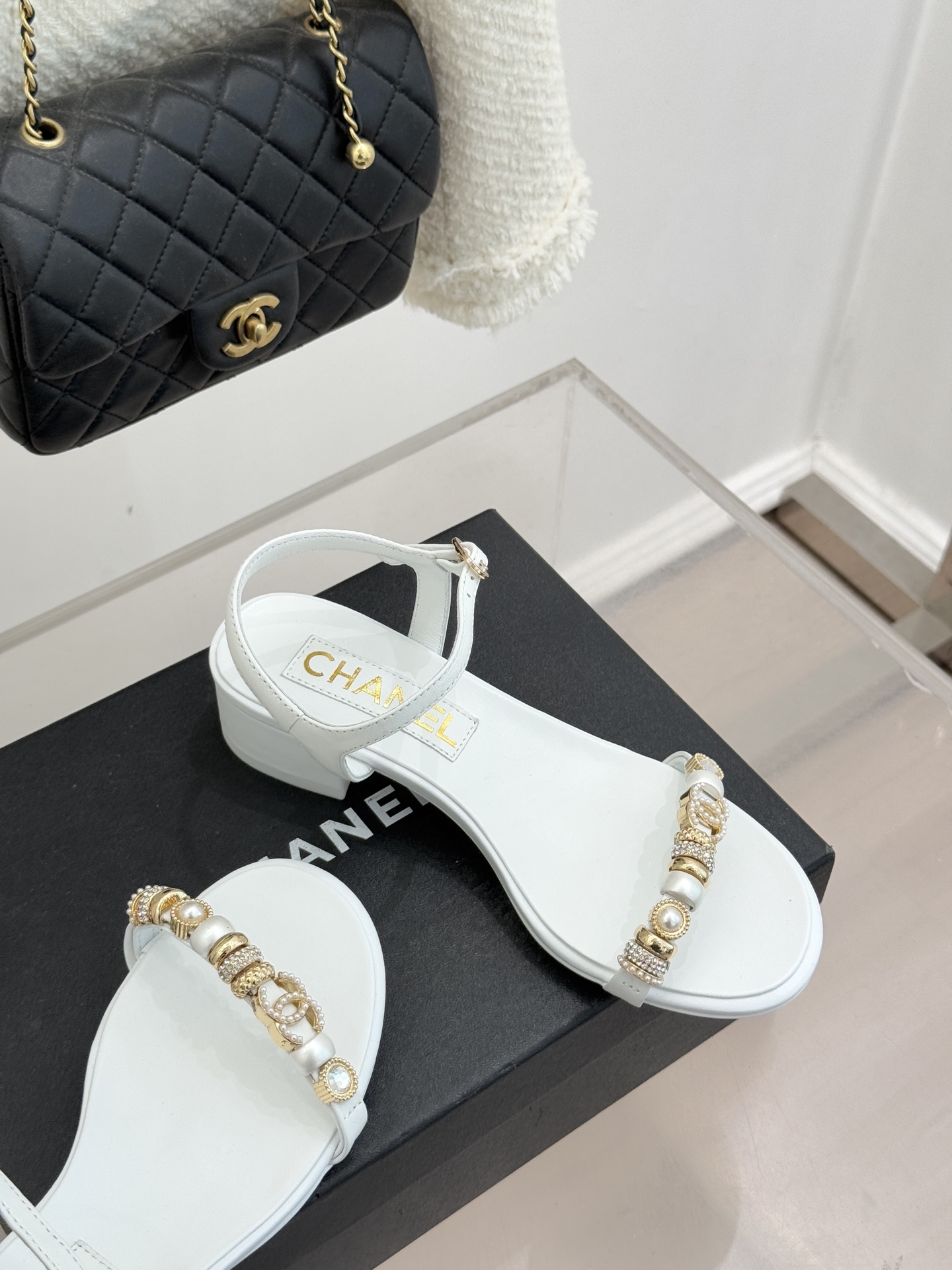 CHANE* ｜小香26P双C珠宝一字带粗跟凉鞋26P系列以“复古静奢”为魂将双C标识淬炼成珠宝级饰件镶