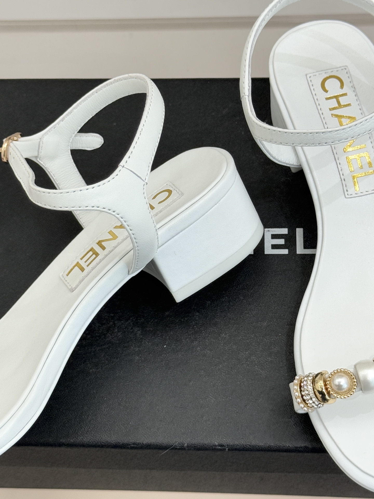 CHANE* ｜小香26P双C珠宝一字带粗跟凉鞋26P系列以“复古静奢”为魂将双C标识淬炼成珠宝级饰件镶