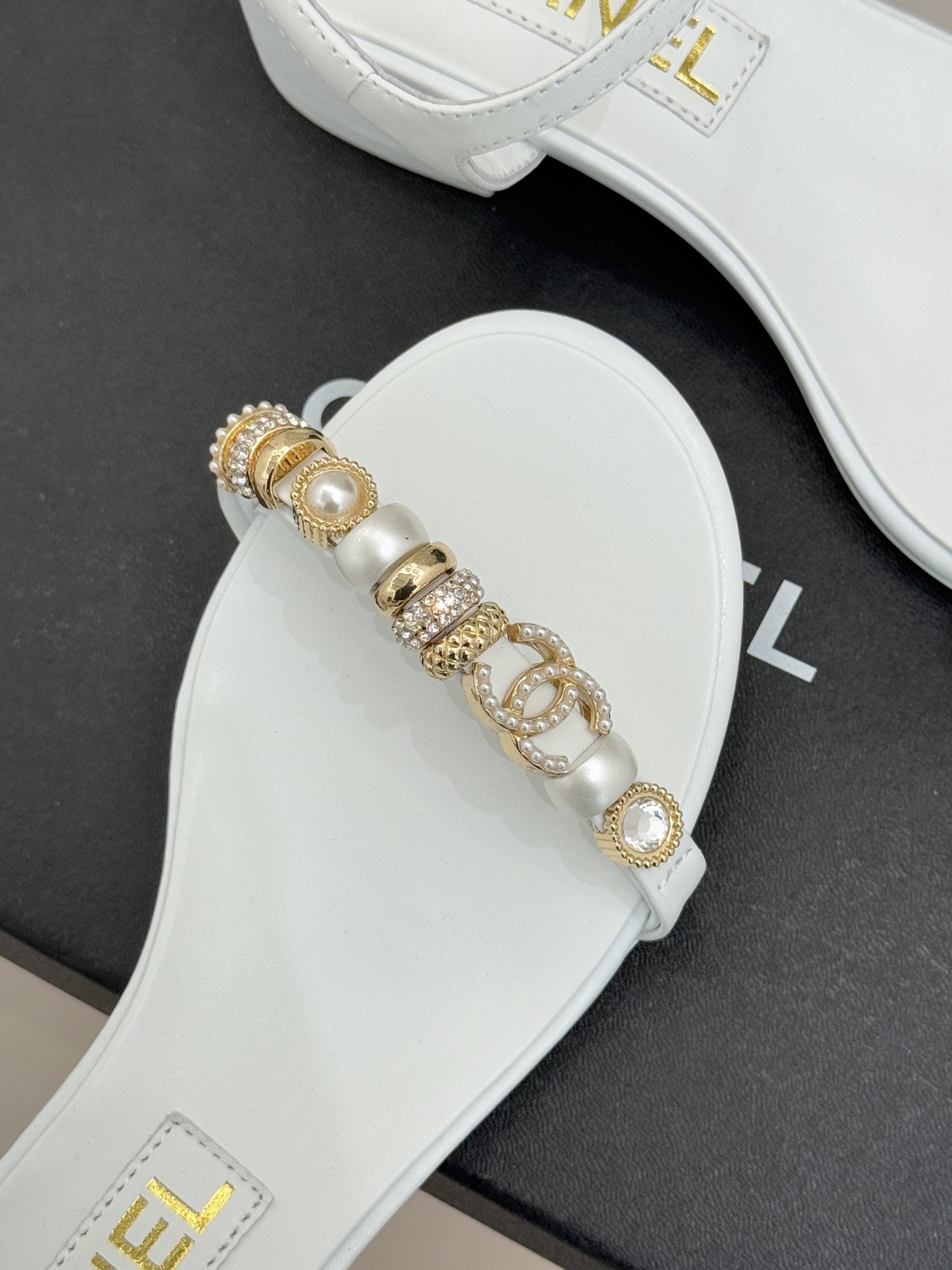 CHANE* ｜小香26P双C珠宝一字带粗跟凉鞋26P系列以“复古静奢”为魂将双C标识淬炼成珠宝级饰件镶