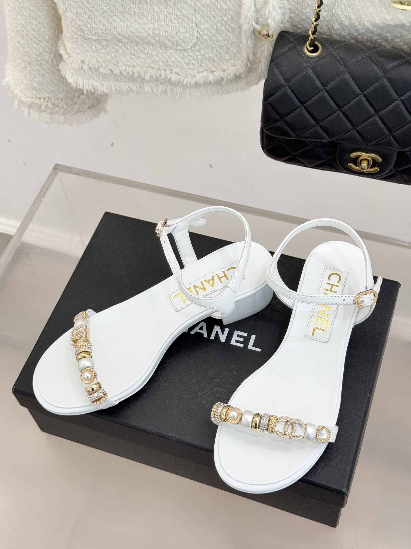 CHANE* ｜小香26P双C珠宝一字带粗跟凉鞋26P系列以“复古静奢”为魂将双C标识淬炼成珠宝级饰件镶