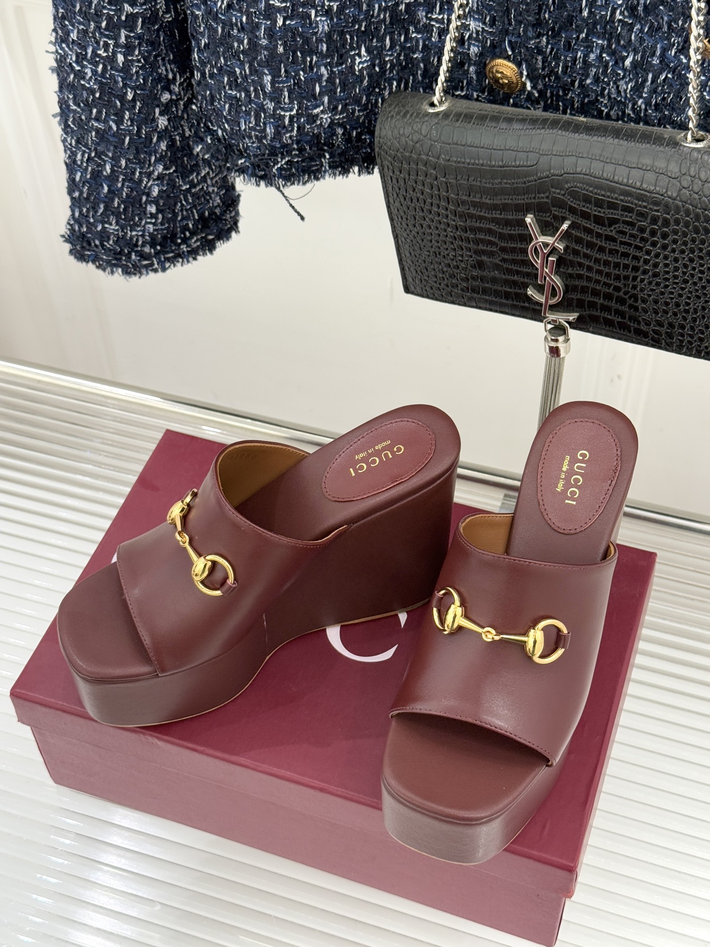 Gucci/古驰26WF新品马衔扣厚底坡跟鱼嘴拖鞋以马术基因碰撞夏日松弛感。标志性浅金马衔扣缀于鞋身复刻