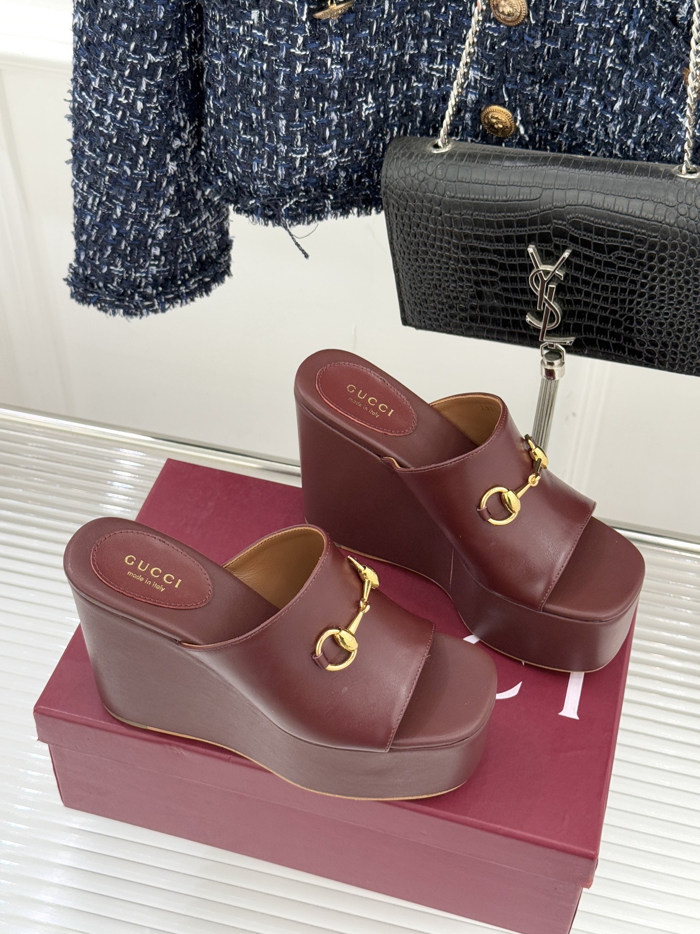 Gucci/古驰26WF新品马衔扣厚底坡跟鱼嘴拖鞋以马术基因碰撞夏日松弛感。标志性浅金马衔扣缀于鞋身复刻