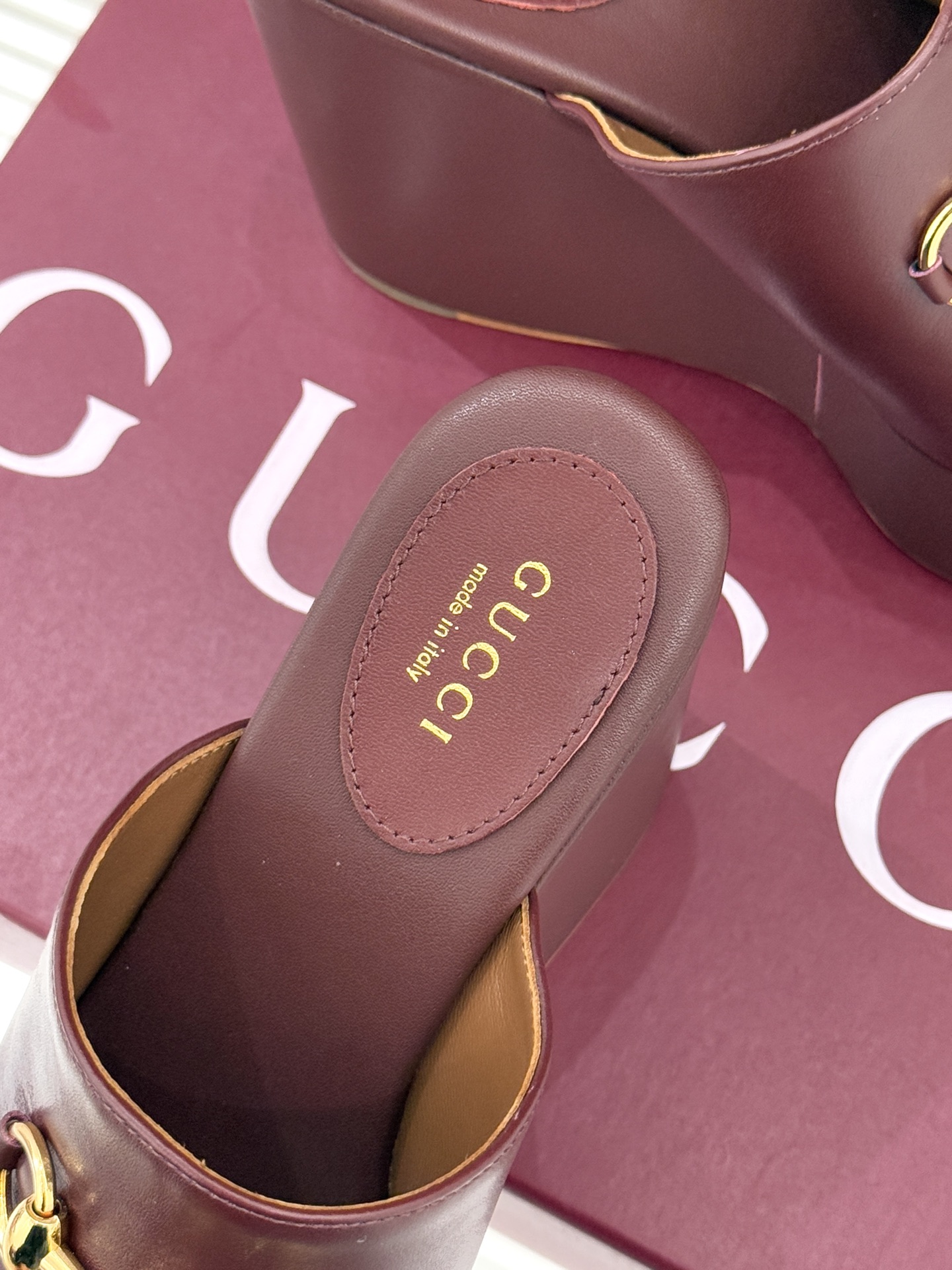 Gucci/古驰26WF新品马衔扣厚底坡跟鱼嘴拖鞋以马术基因碰撞夏日松弛感。标志性浅金马衔扣缀于鞋身复刻